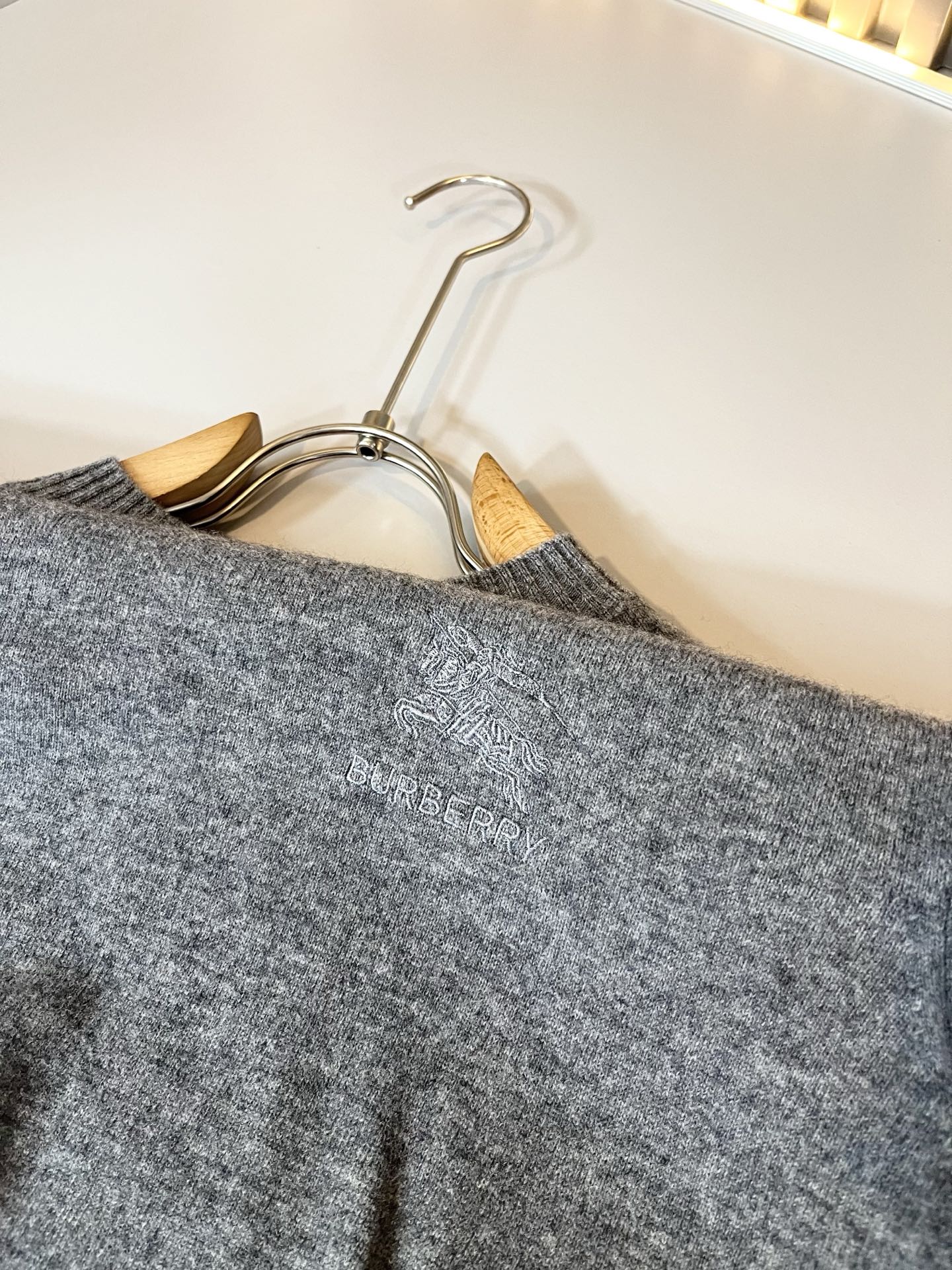 Bur*erry 巴*莉 2025秋冬新款针织羊毛衫，胸前设计标志logo图案刺绣设计！品牌经典设计元素