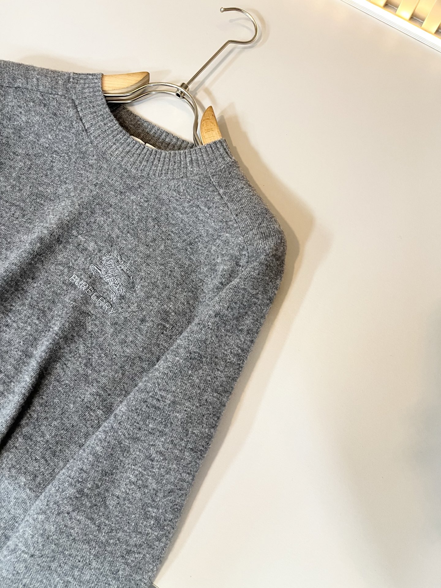 Bur*erry 巴*莉 2025秋冬新款针织羊毛衫，胸前设计标志logo图案刺绣设计！品牌经典设计元素