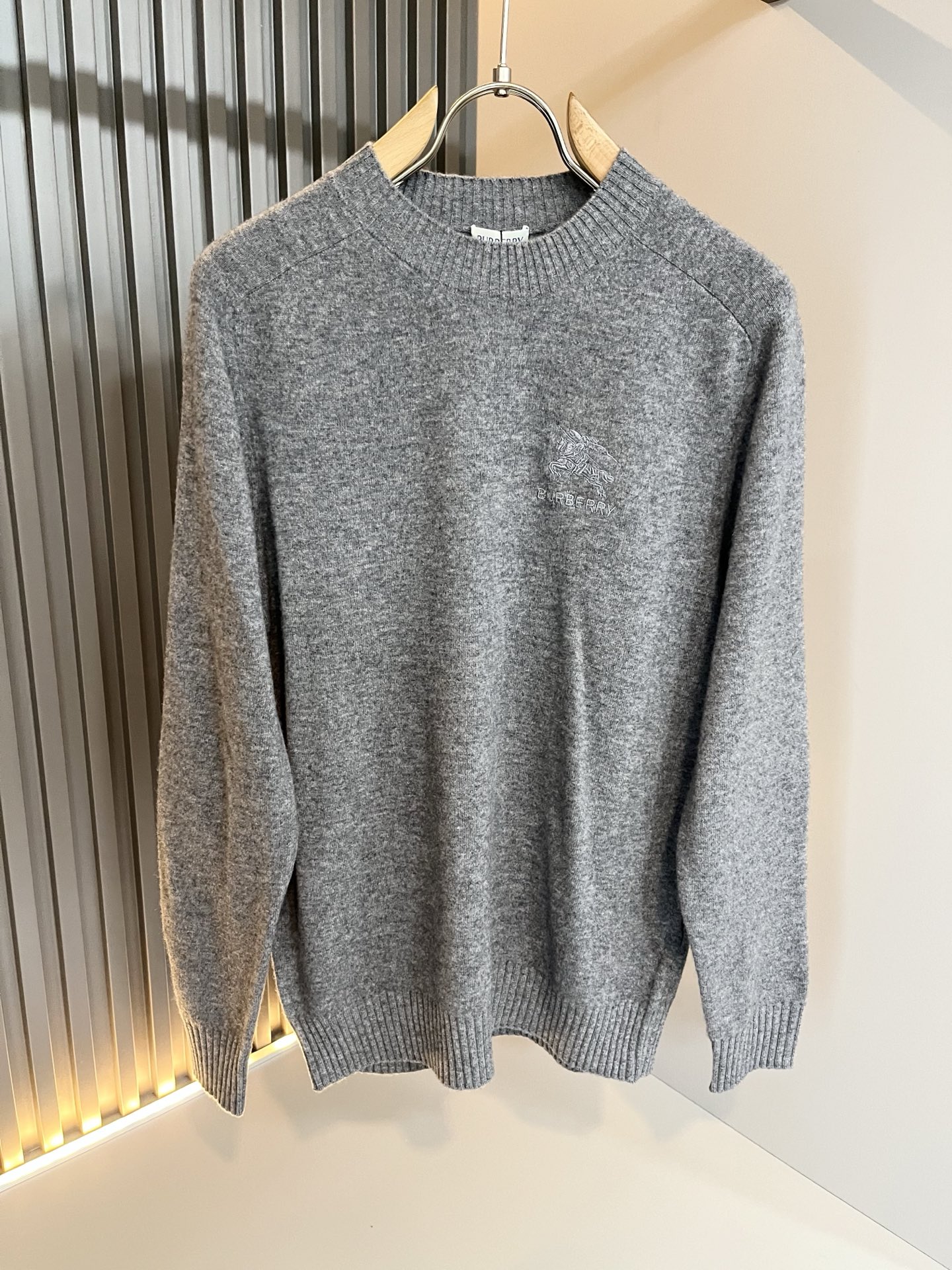 Bur*erry 巴*莉 2025秋冬新款针织羊毛衫，胸前设计标志logo图案刺绣设计！品牌经典设计元素