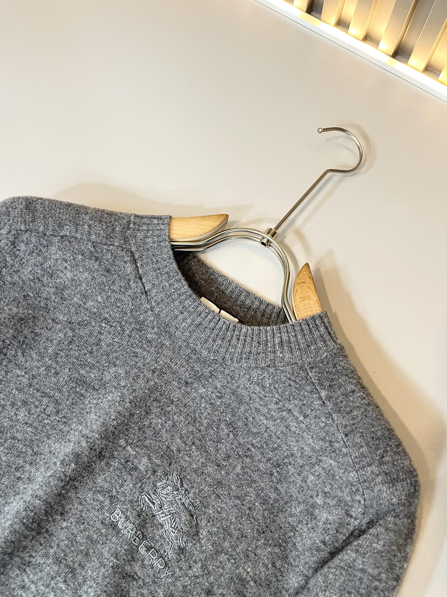 Bur*erry 巴*莉 2025秋冬新款针织羊毛衫，胸前设计标志logo图案刺绣设计！品牌经典设计元素