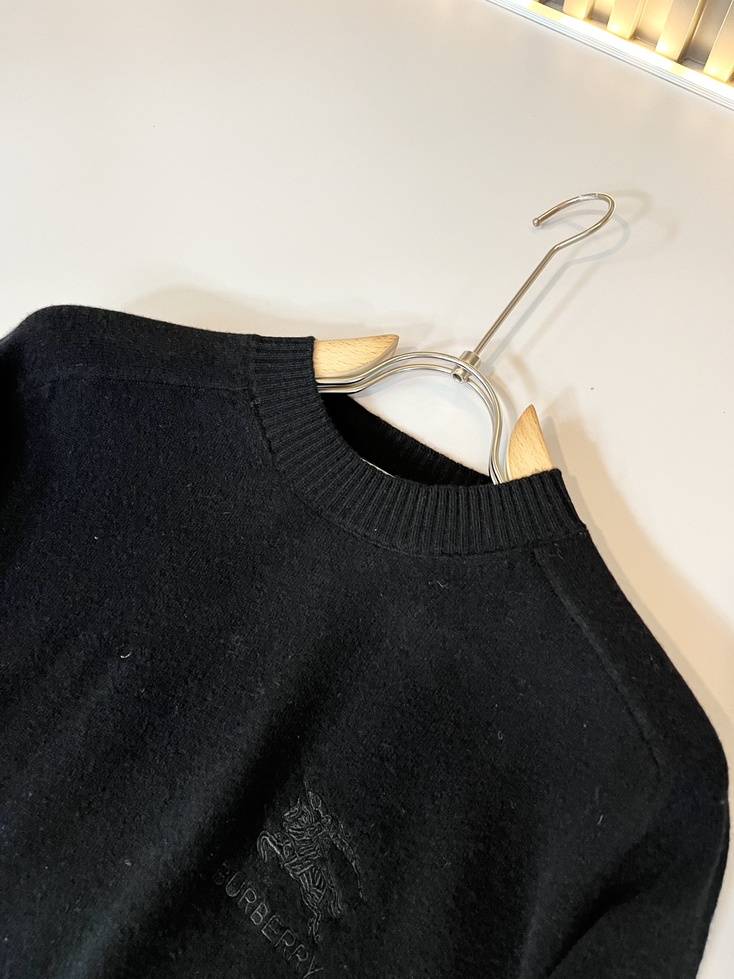 Bur*erry 巴*莉 2025秋冬新款针织羊毛衫，胸前设计标志logo图案刺绣设计！品牌经典设计元素