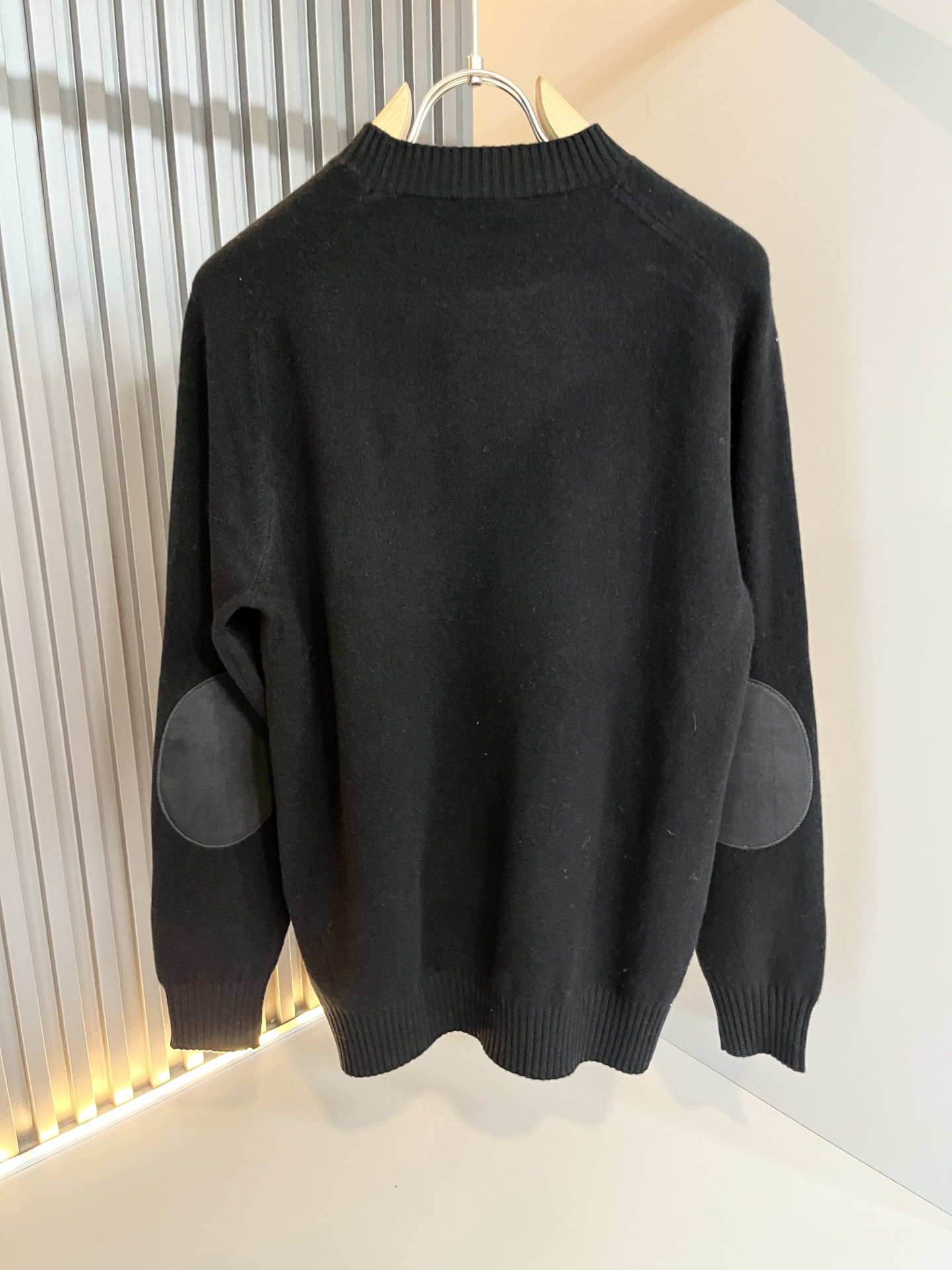 Bur*erry 巴*莉 2025秋冬新款针织羊毛衫，胸前设计标志logo图案刺绣设计！品牌经典设计元素