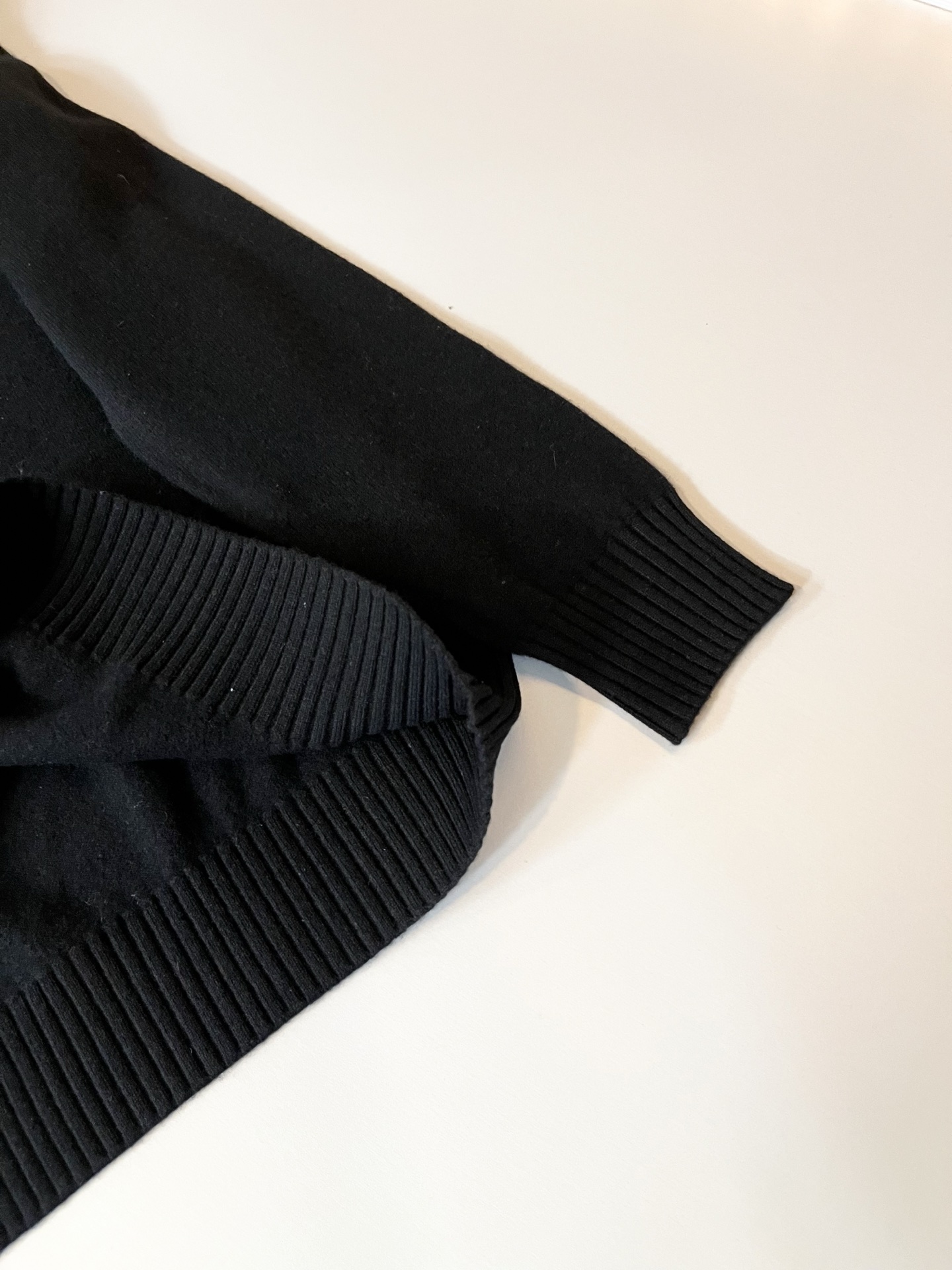 Bur*erry 巴*莉 2025秋冬新款针织羊毛衫，胸前设计标志logo图案刺绣设计！品牌经典设计元素