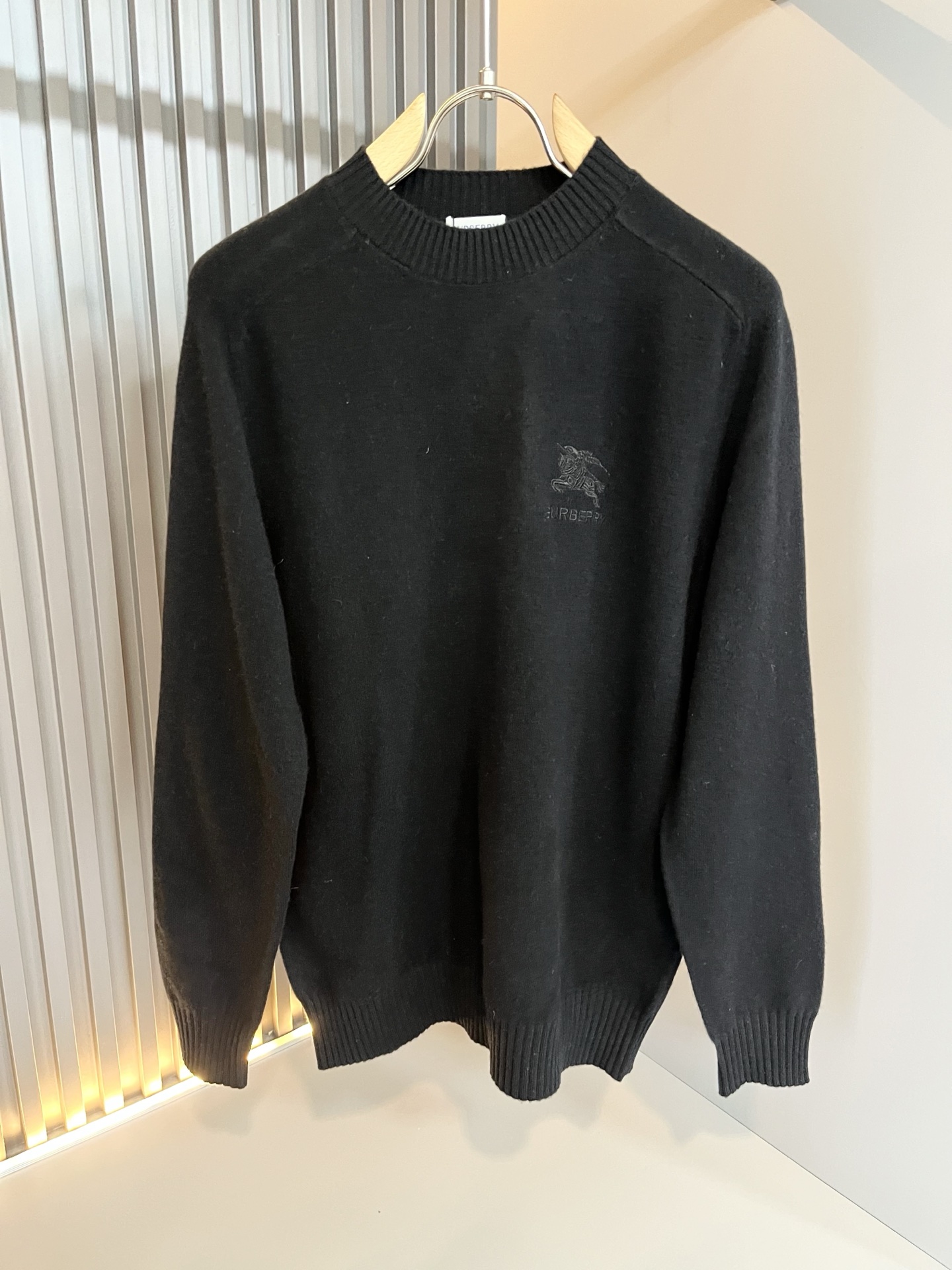 Bur*erry 巴*莉 2025秋冬新款针织羊毛衫，胸前设计标志logo图案刺绣设计！品牌经典设计元素