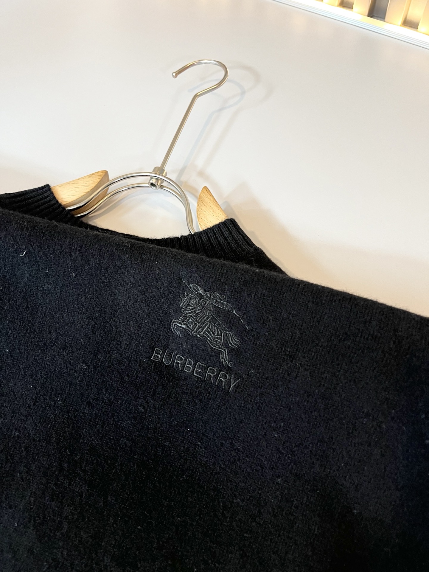 Bur*erry 巴*莉 2025秋冬新款针织羊毛衫，胸前设计标志logo图案刺绣设计！品牌经典设计元素