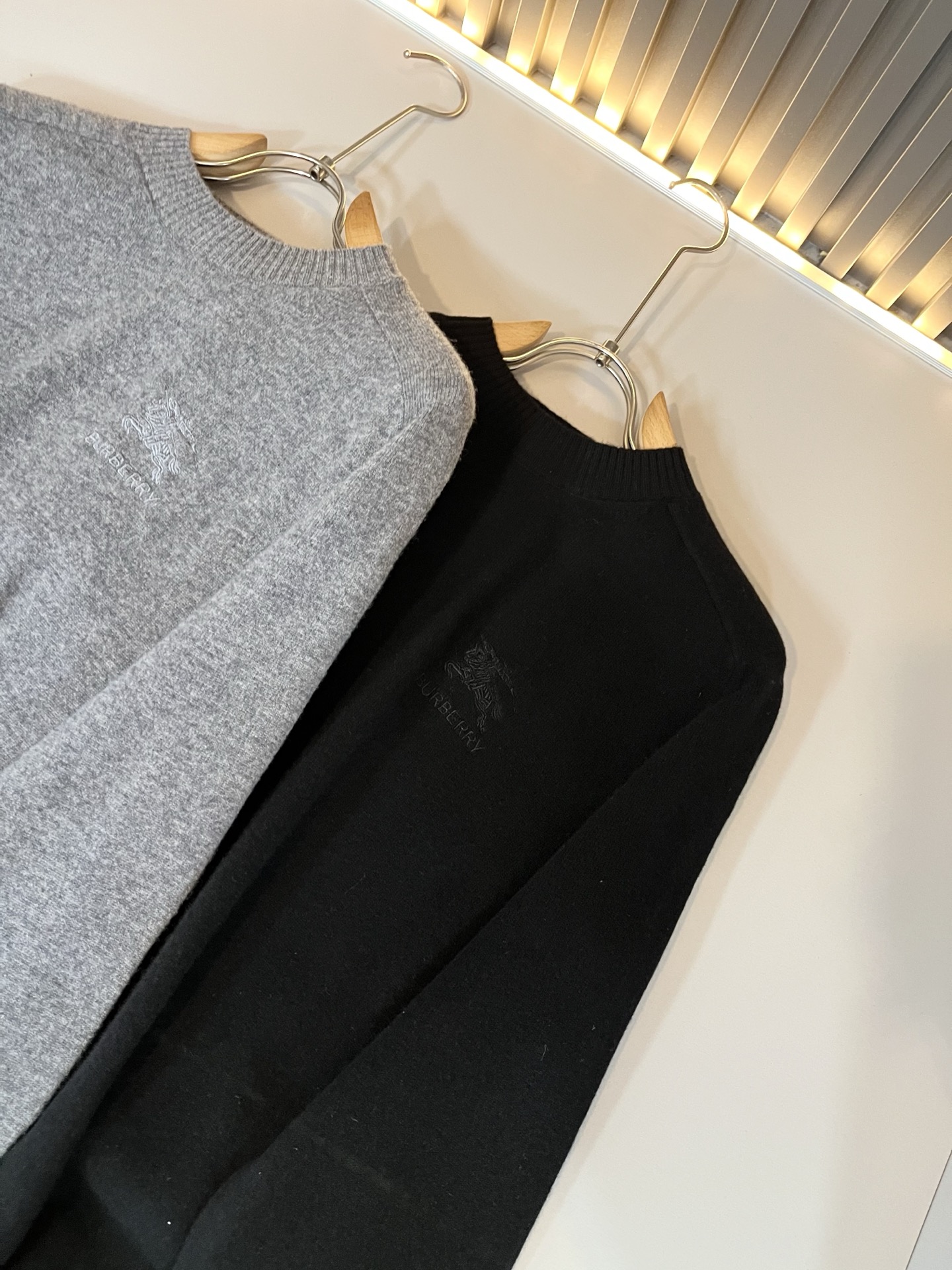 Bur*erry 巴*莉 2025秋冬新款针织羊毛衫，胸前设计标志logo图案刺绣设计！品牌经典设计元素