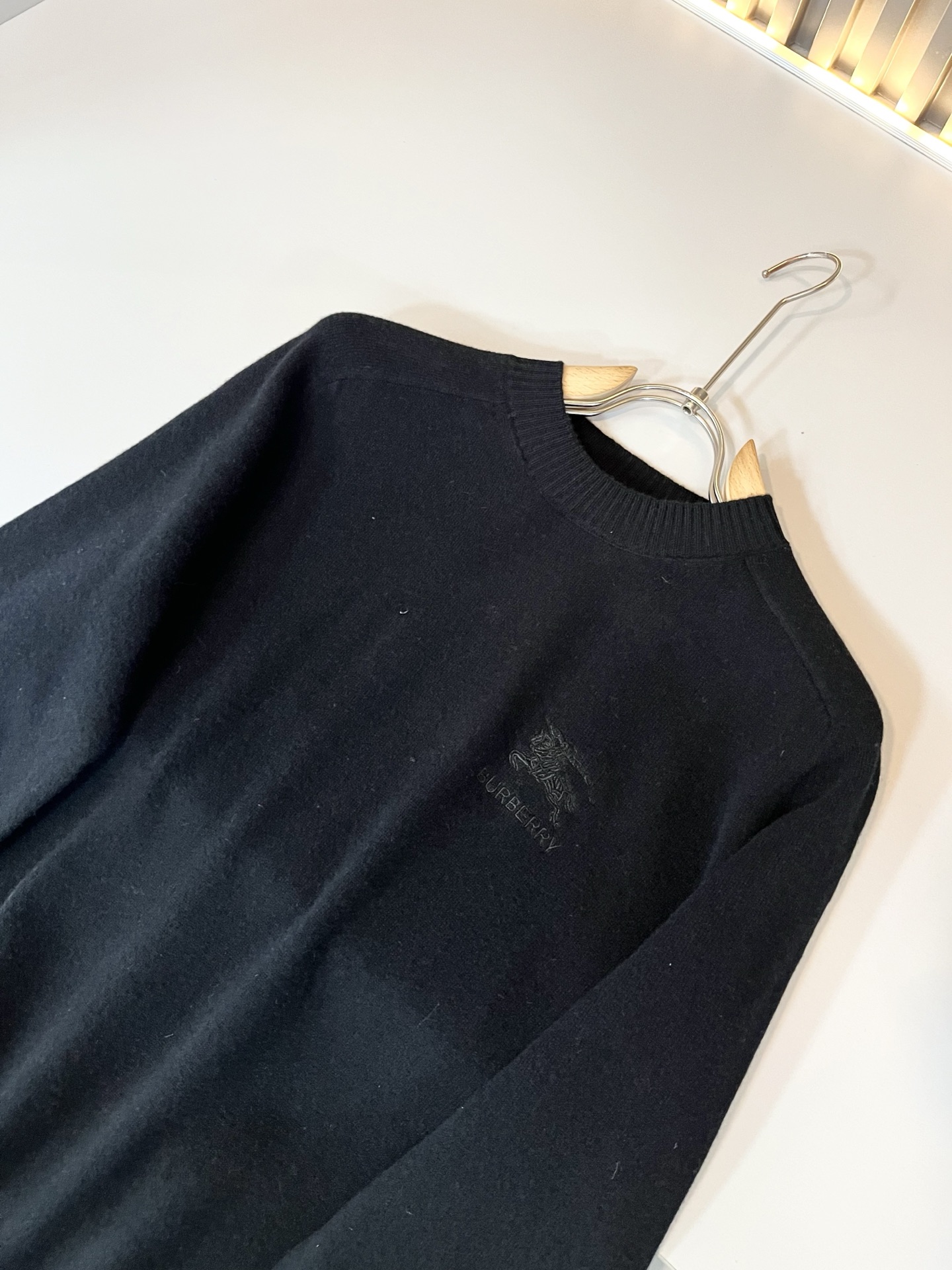 Bur*erry 巴*莉 2025秋冬新款针织羊毛衫，胸前设计标志logo图案刺绣设计！品牌经典设计元素