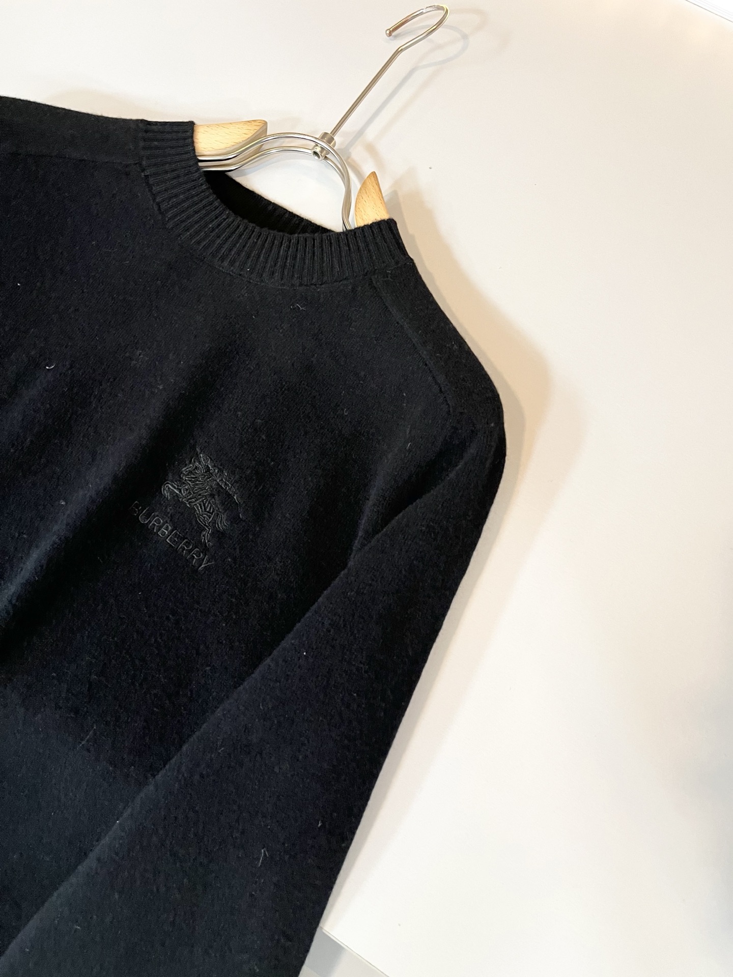Bur*erry 巴*莉 2025秋冬新款针织羊毛衫，胸前设计标志logo图案刺绣设计！品牌经典设计元素