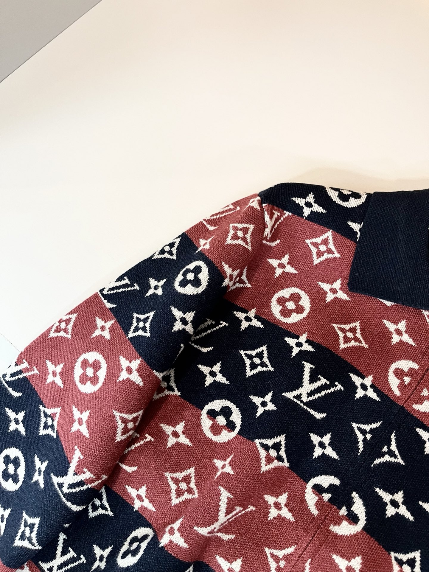 Louis Vuit*on 2025秋冬路易家族轻奢针织羊毛衫！男女同款👫装饰！ 路易家族的新高端，细节