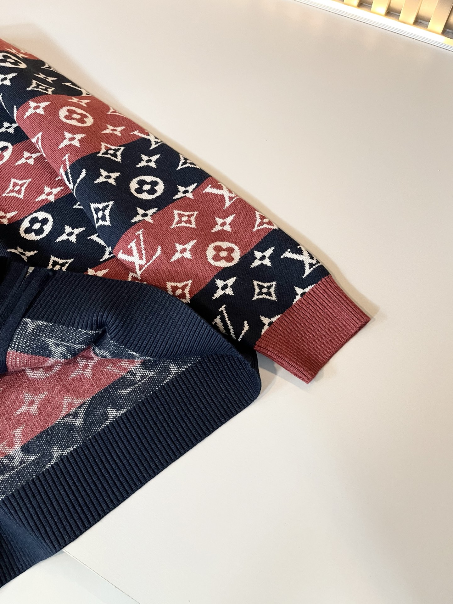 Louis Vuit*on 2025秋冬路易家族轻奢针织羊毛衫！男女同款👫装饰！ 路易家族的新高端，细节