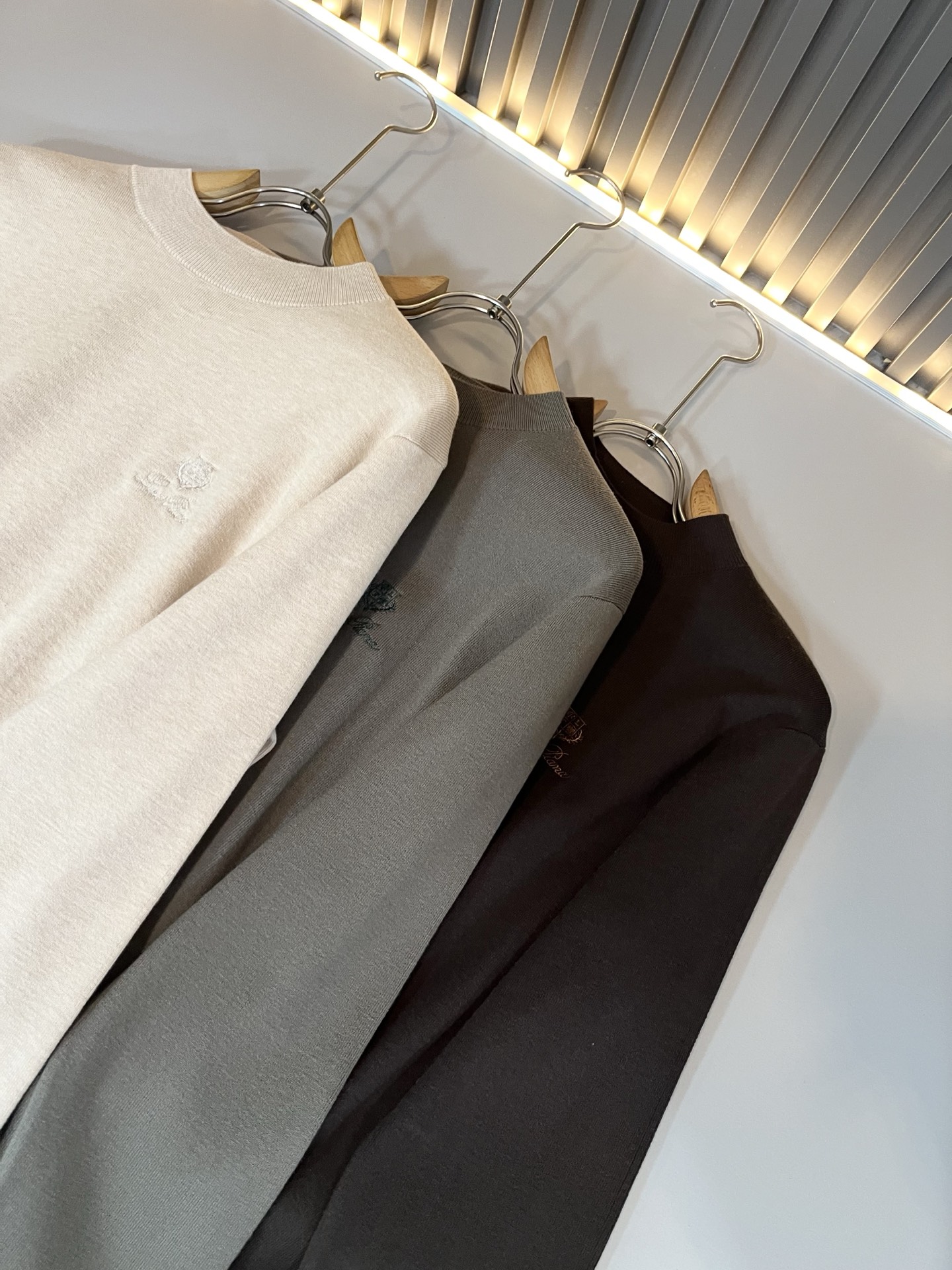 Loro Piana诺悠翩雅 2025秋冬男士最新的贸易订单针织羊毛衫，全品相！！上身舒适透气，不僵硬，