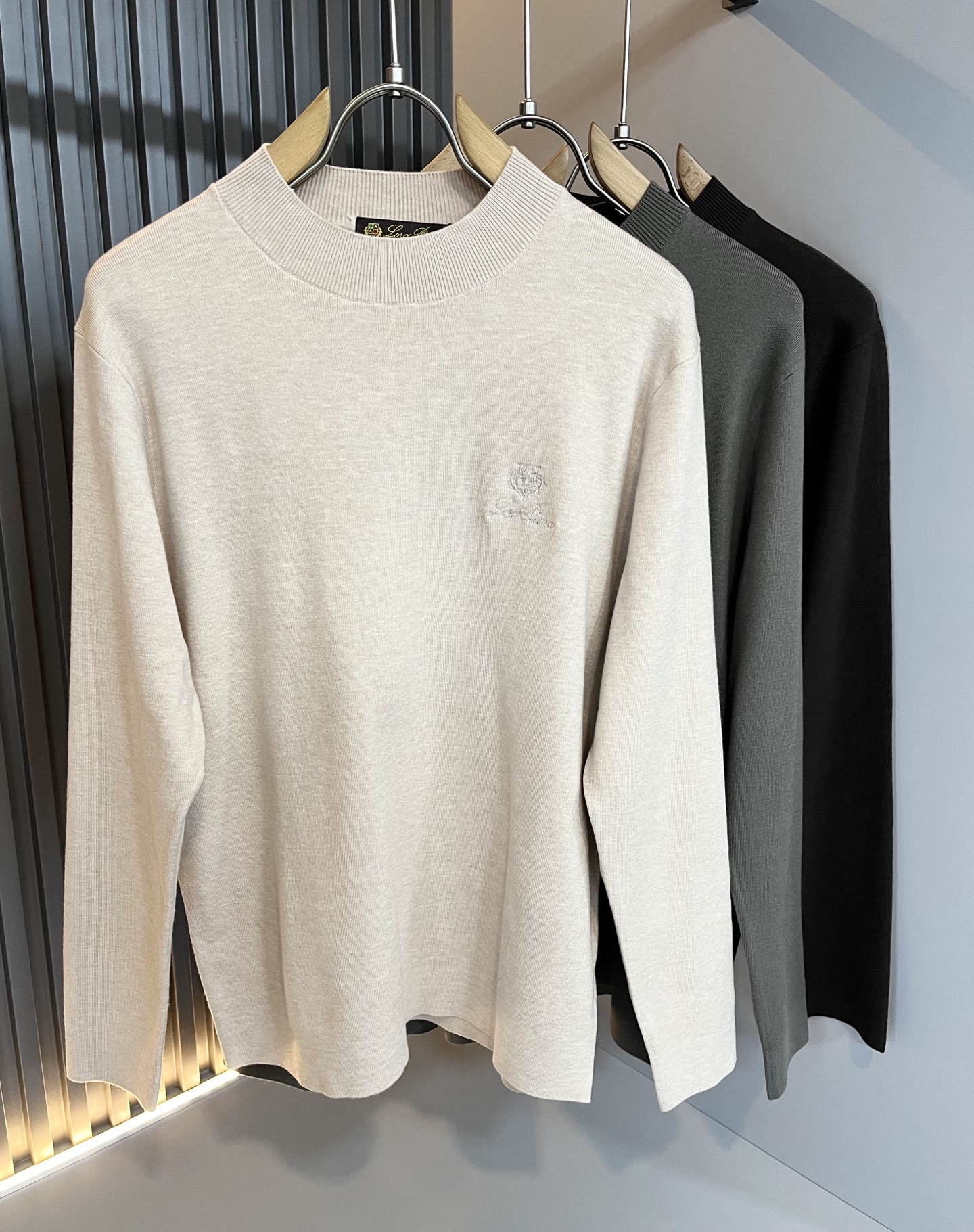 NO:596010,Loro Piana 2025 autumn and winter men's latest trade order knitted woolen sweaters, all in good condition!  !  The upper body is comfortable and breathable, not stiff, and the overall body has a rich three-dimensional sense. Quality export order, logo embroidery design on the chest!  The tailoring of the exclusive knitted wool fabric meets the simple needs of commuters. The upper body effect is very good, slimming, and not picky about the figure. The workmanship of the fabric... is impeccable. Only good craftsmanship and good fabrics can make you wear a good taste. It is a must-have item for everyone!  Size M-3XL,,loro piana,alexander wang19860909Loro Piana诺悠翩雅 2025秋冬男士最新的贸易订单针织羊毛衫,全品相！！上身舒适透气,不僵硬,整体有着丰富的立体感,品质出口订单,胸前logo图案刺绣设计！定制专属针织羊毛面料剪裁,满足通勤人们对于着装的简约需求,上身效果很好,显瘦,不挑剔身材.面料做工....无可挑剔,好工艺好面料才能穿出好品味一款,人手必备单品！尺码M-3XL,,loro piana,alexander wang,Men's clothing