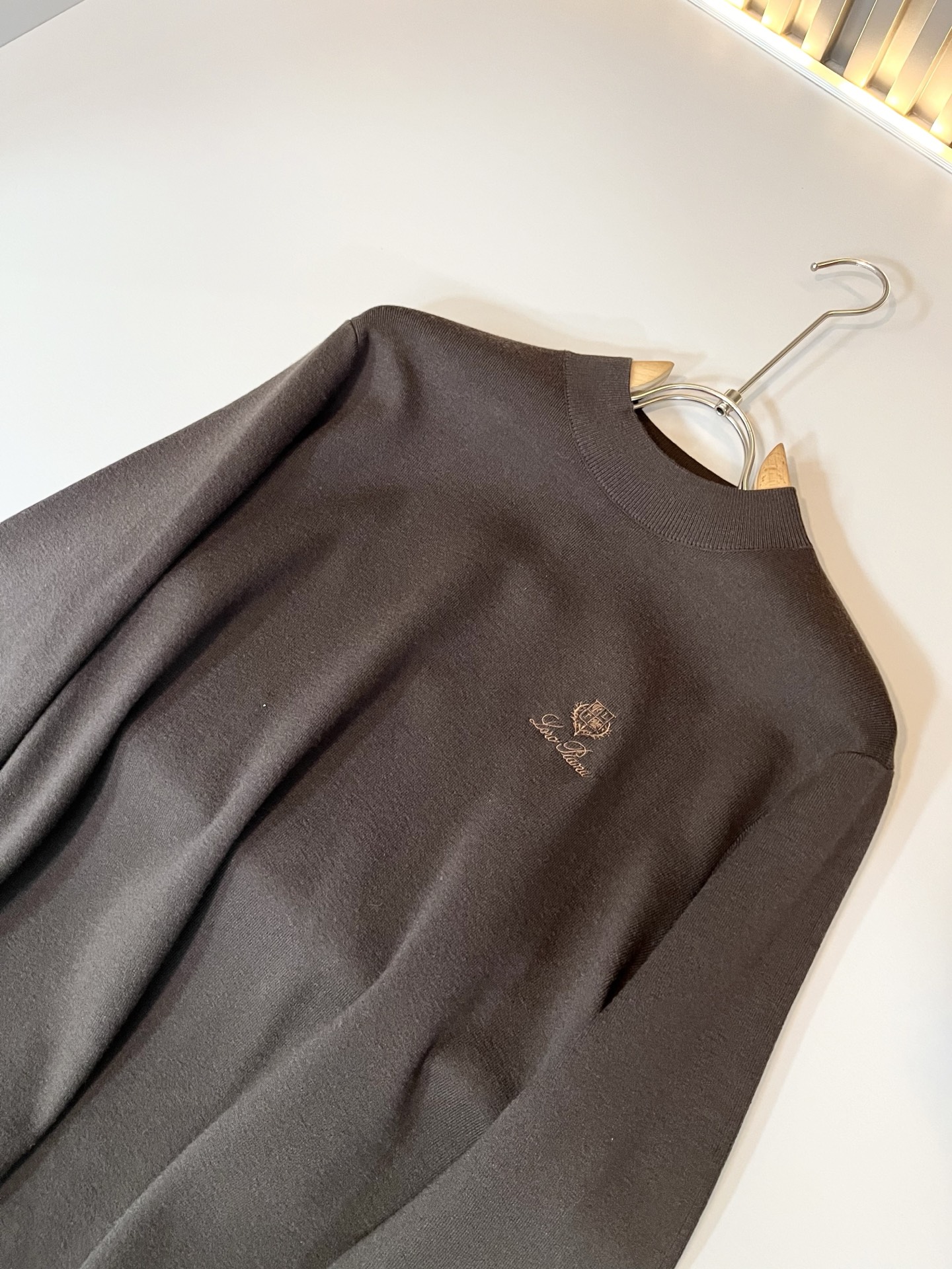 Loro Piana诺悠翩雅 2025秋冬男士最新的贸易订单针织羊毛衫，全品相！！上身舒适透气，不僵硬，