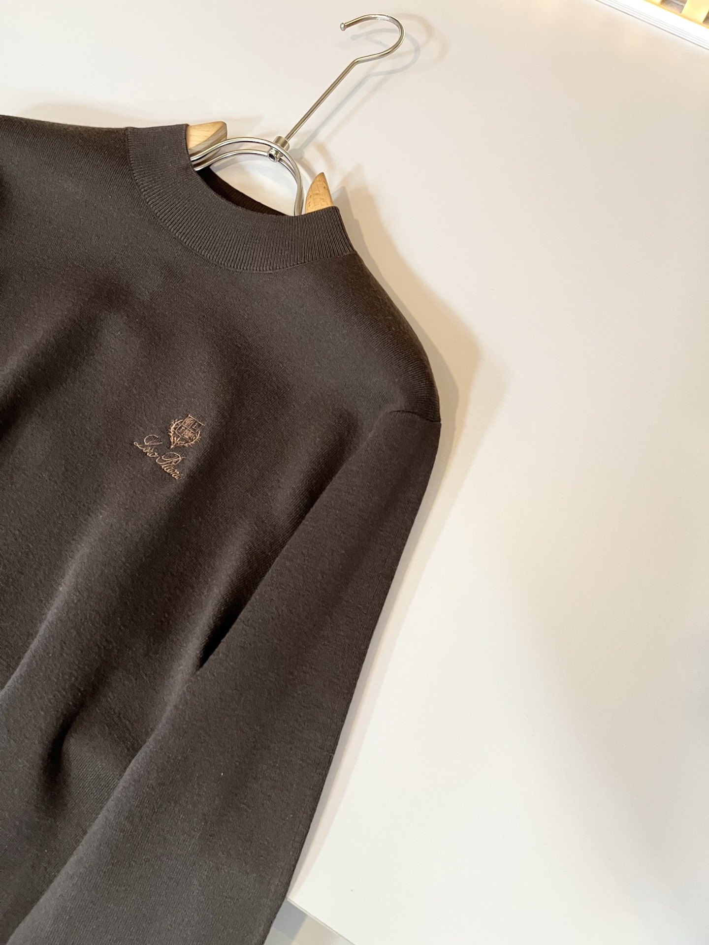 Loro Piana诺悠翩雅 2025秋冬男士最新的贸易订单针织羊毛衫，全品相！！上身舒适透气，不僵硬，