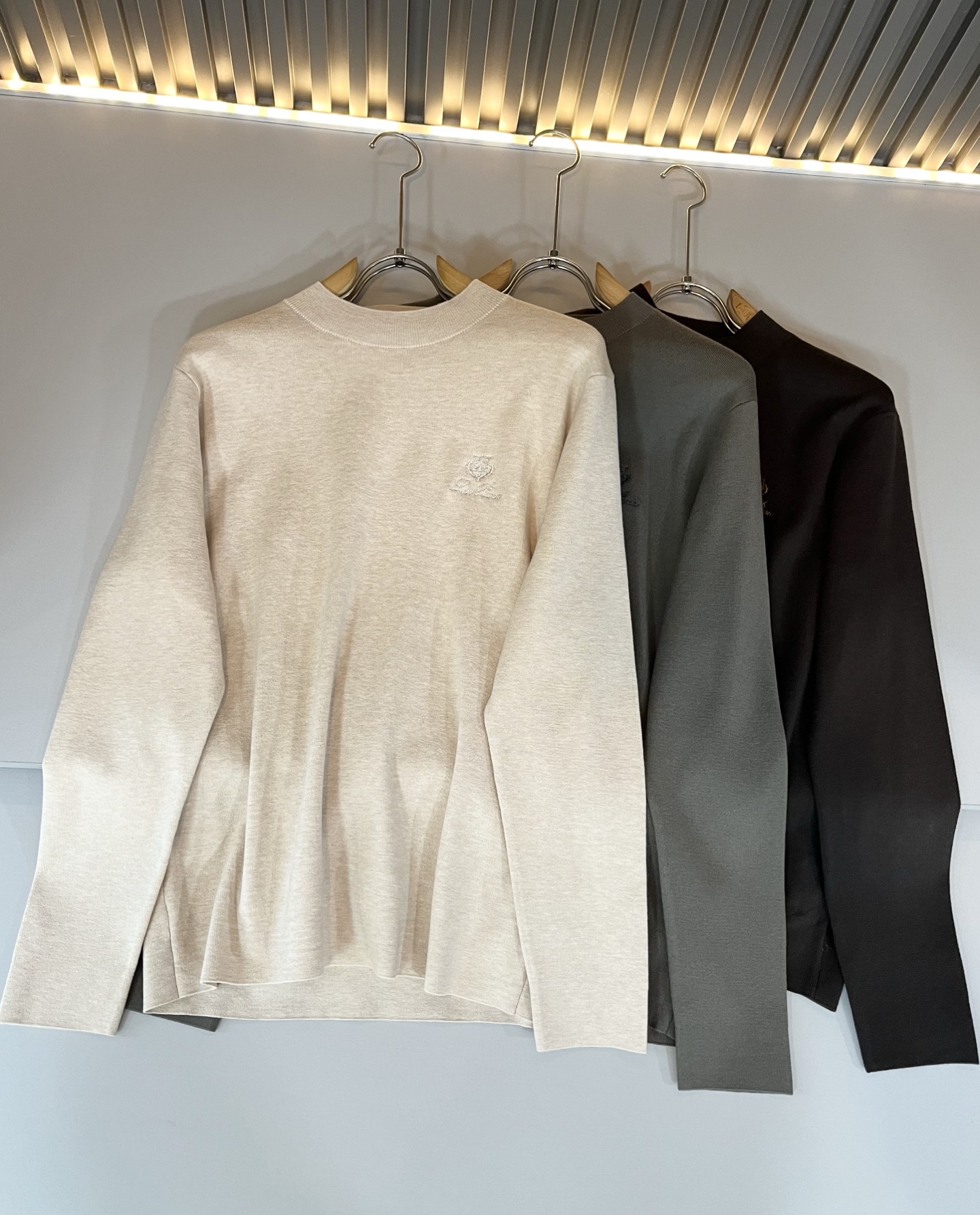 Loro Piana诺悠翩雅 2025秋冬男士最新的贸易订单针织羊毛衫，全品相！！上身舒适透气，不僵硬，