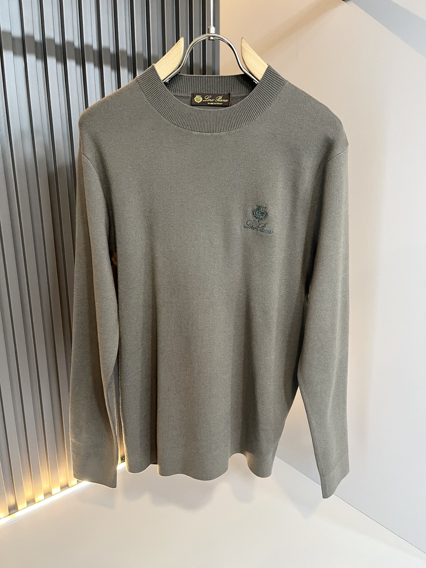 Loro Piana诺悠翩雅 2025秋冬男士最新的贸易订单针织羊毛衫，全品相！！上身舒适透气，不僵硬，