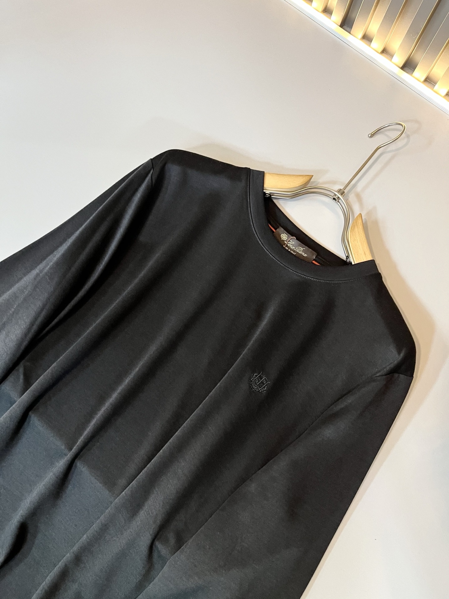 Loro Piana诺悠翩雅 2025秋冬男士最新的贸易订单打底衫，全品相！！胸前采用logo图案刺绣设