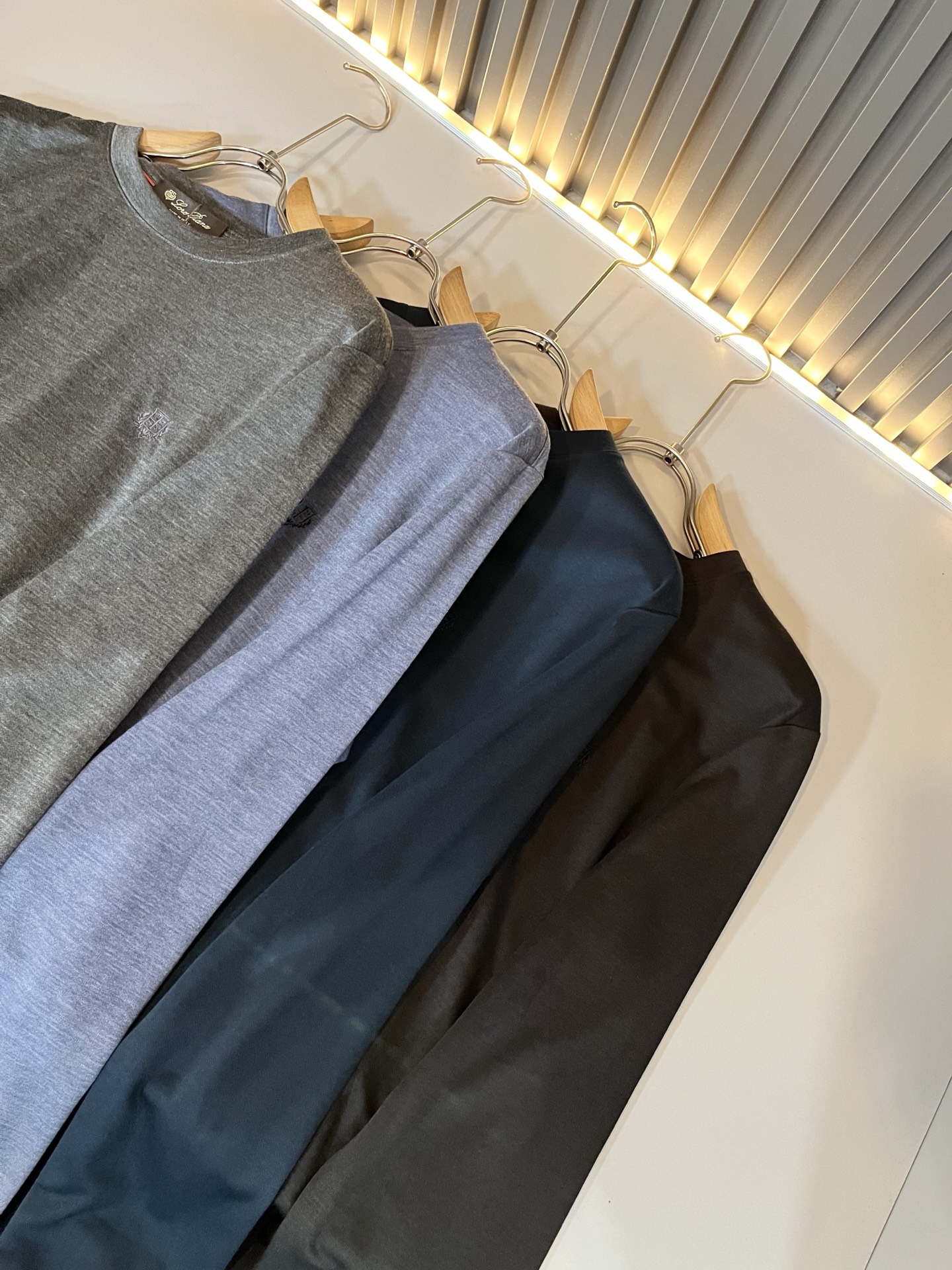 Loro Piana诺悠翩雅 2025秋冬男士最新的贸易订单打底衫，全品相！！胸前采用logo图案刺绣设