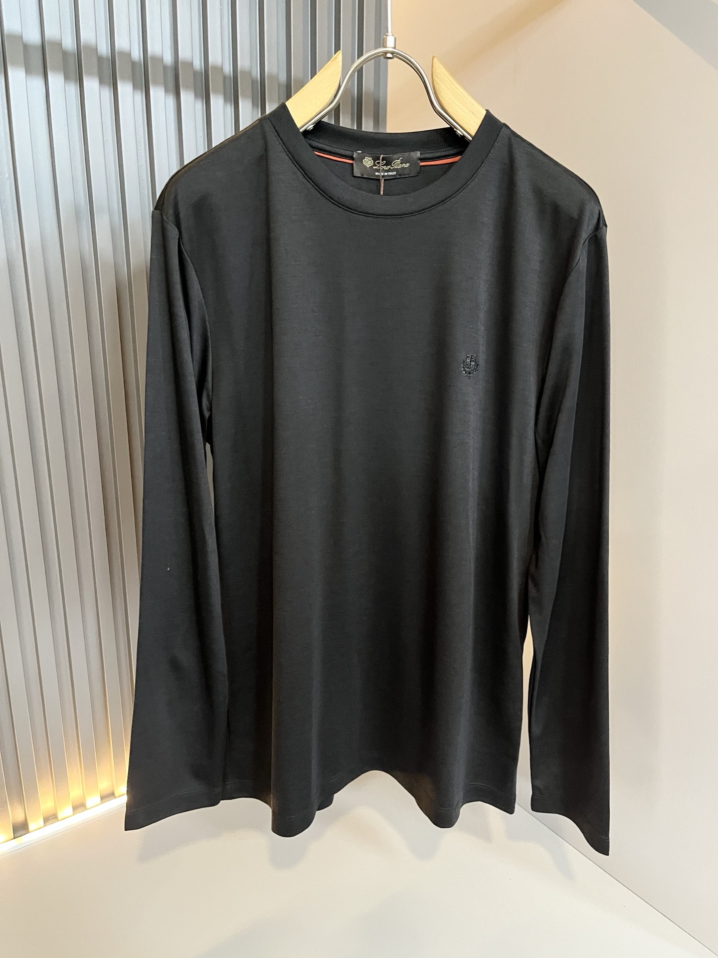 Loro Piana诺悠翩雅 2025秋冬男士最新的贸易订单打底衫，全品相！！胸前采用logo图案刺绣设