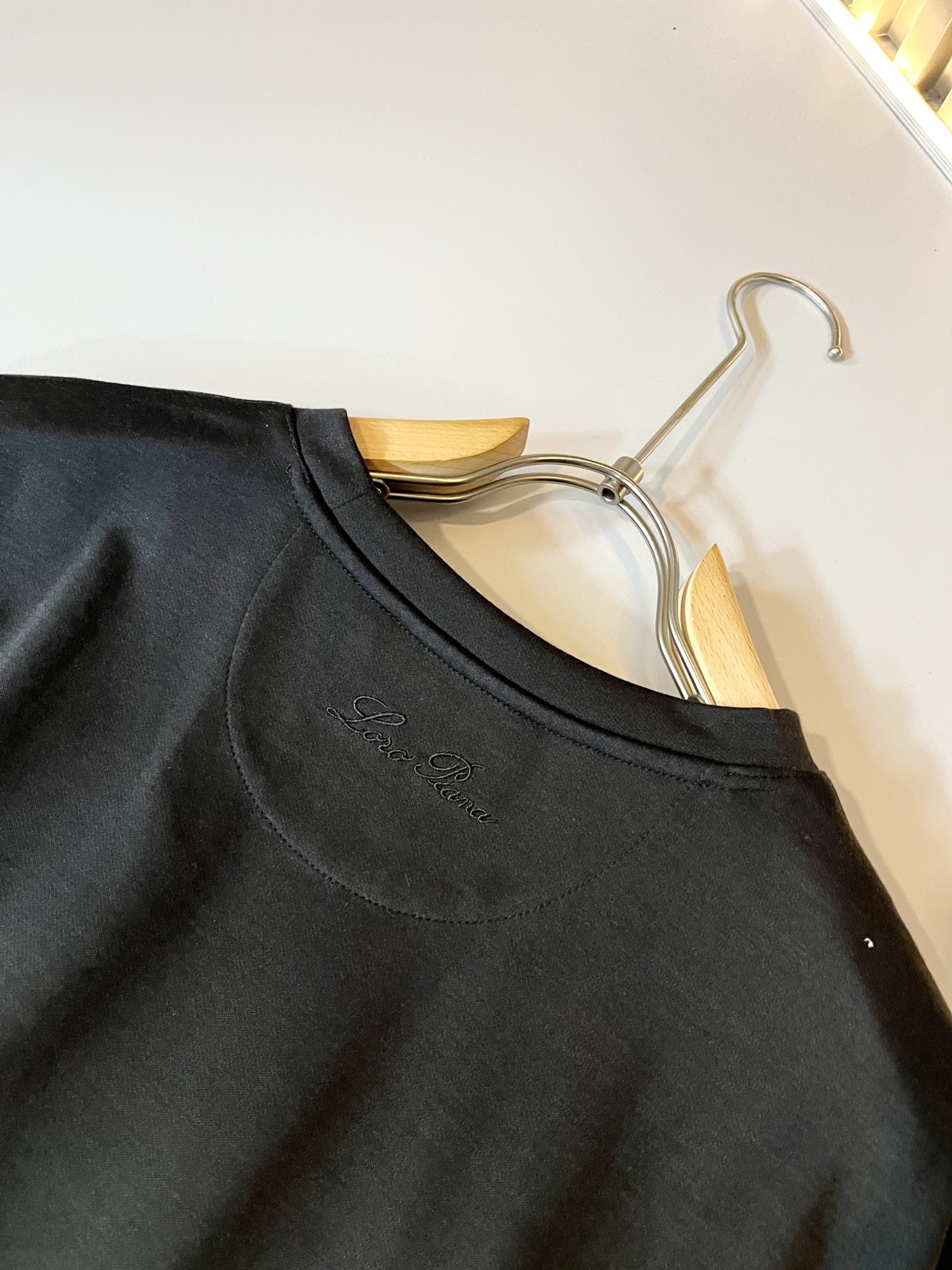 Loro Piana诺悠翩雅 2025秋冬男士最新的贸易订单打底衫，全品相！！胸前采用logo图案刺绣设