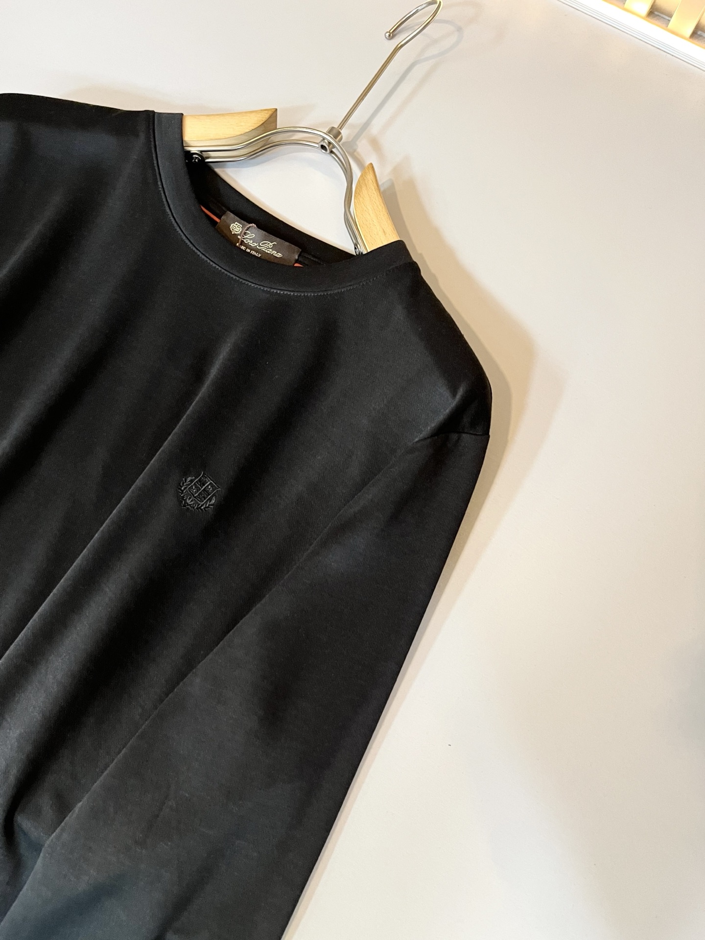 Loro Piana诺悠翩雅 2025秋冬男士最新的贸易订单打底衫，全品相！！胸前采用logo图案刺绣设