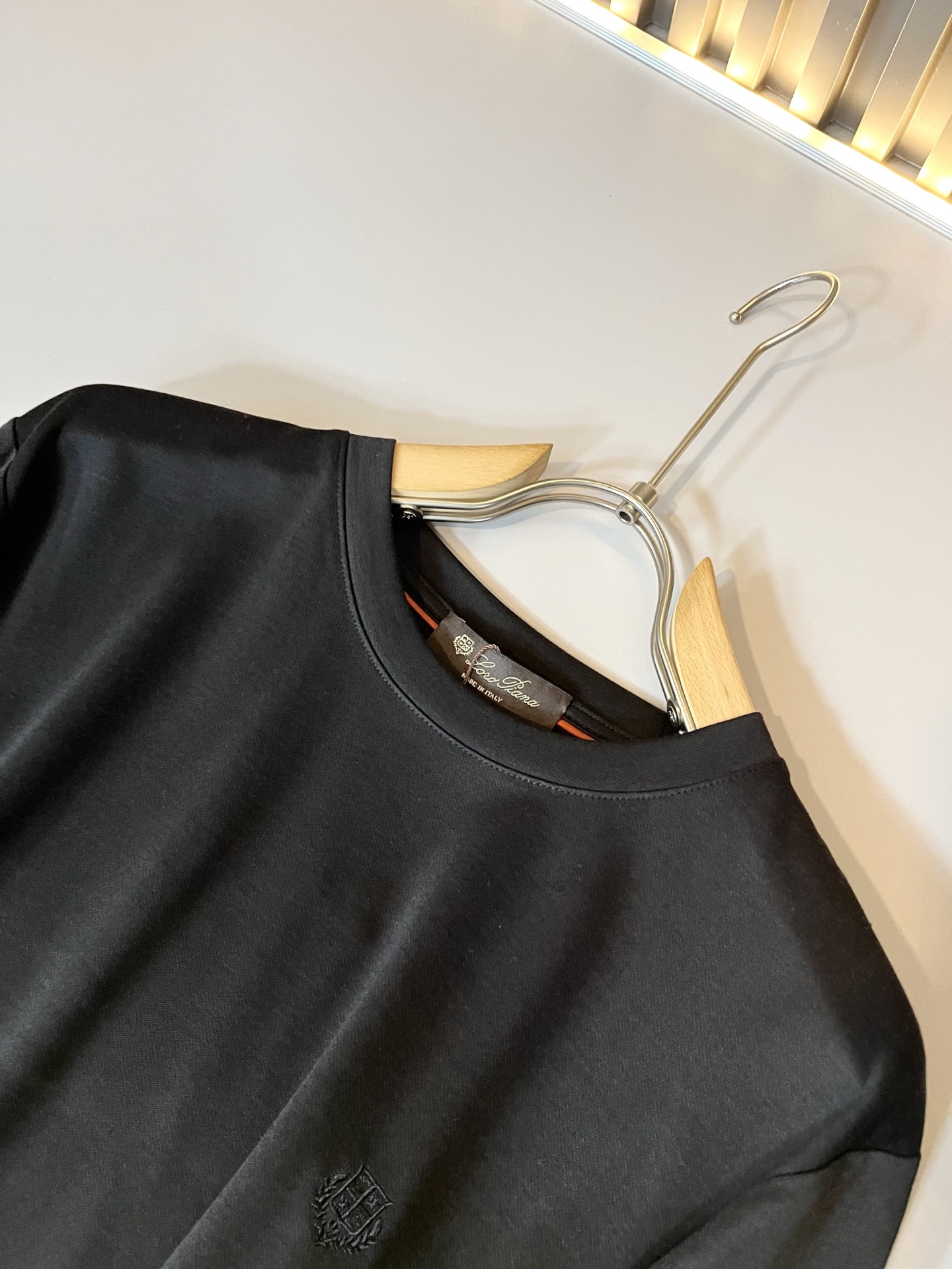 Loro Piana诺悠翩雅 2025秋冬男士最新的贸易订单打底衫，全品相！！胸前采用logo图案刺绣设