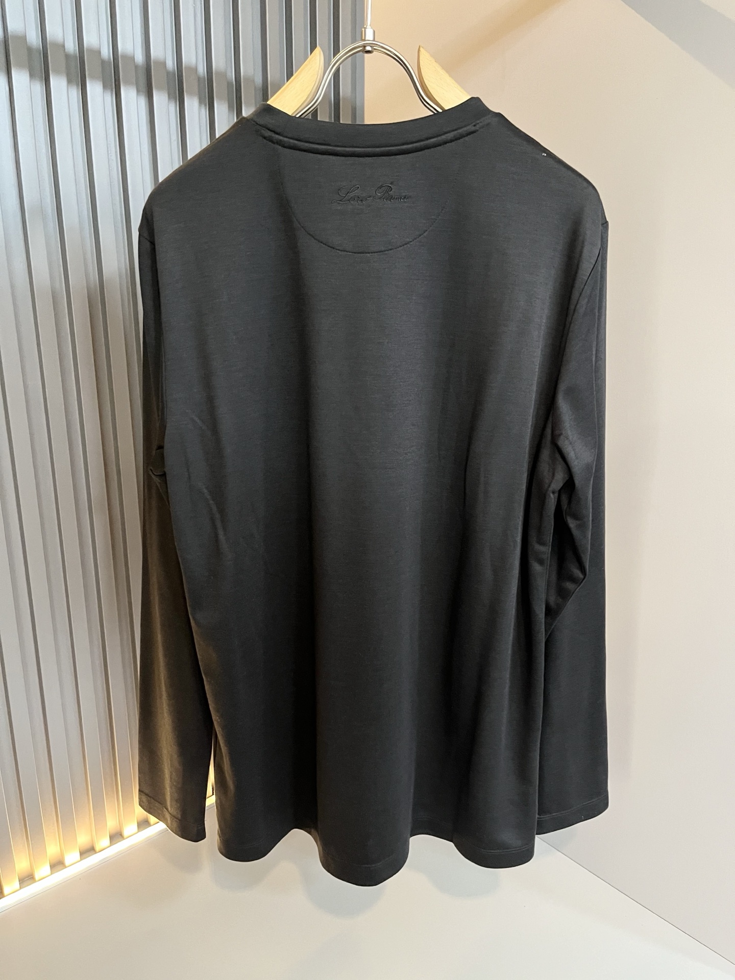 Loro Piana诺悠翩雅 2025秋冬男士最新的贸易订单打底衫，全品相！！胸前采用logo图案刺绣设