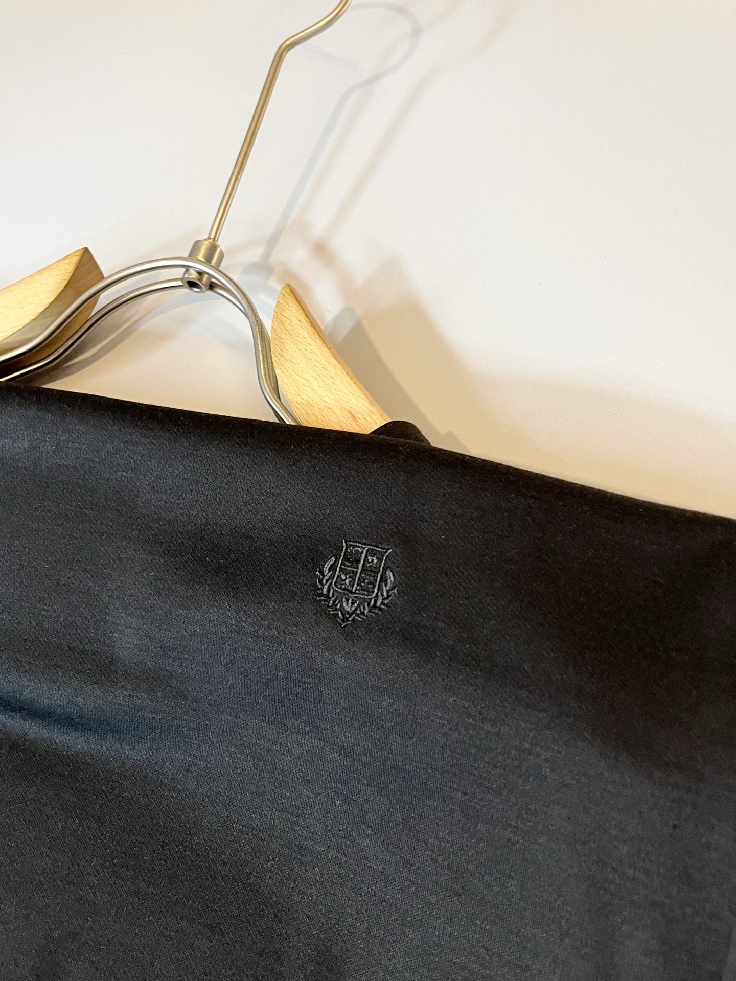 Loro Piana诺悠翩雅 2025秋冬男士最新的贸易订单打底衫，全品相！！胸前采用logo图案刺绣设