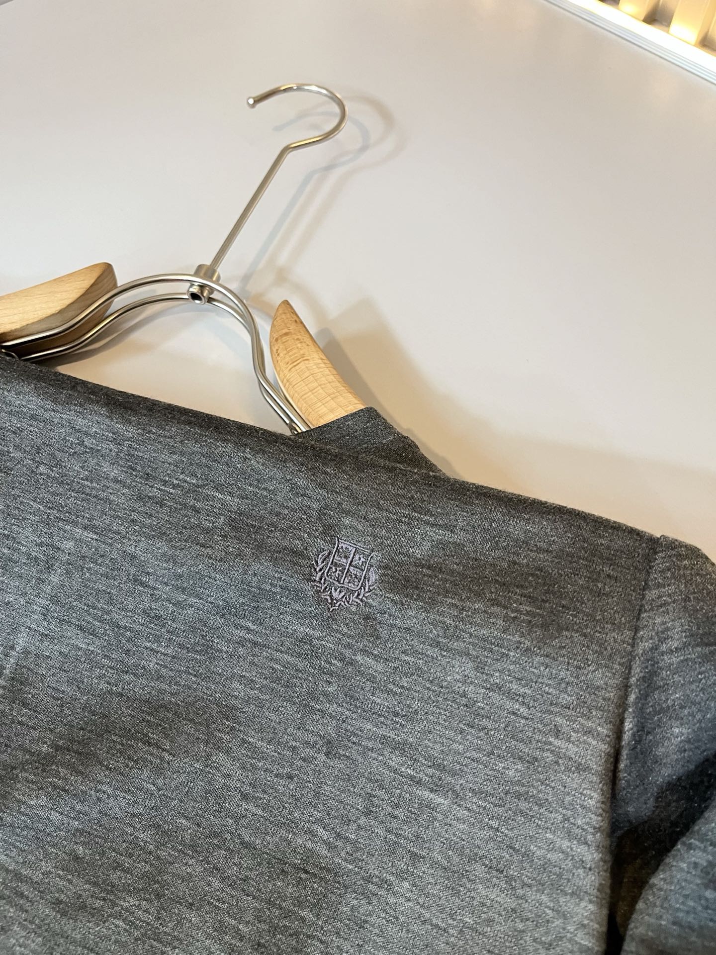 Loro Piana诺悠翩雅 2025秋冬男士最新的贸易订单打底衫，全品相！！胸前采用logo图案刺绣设