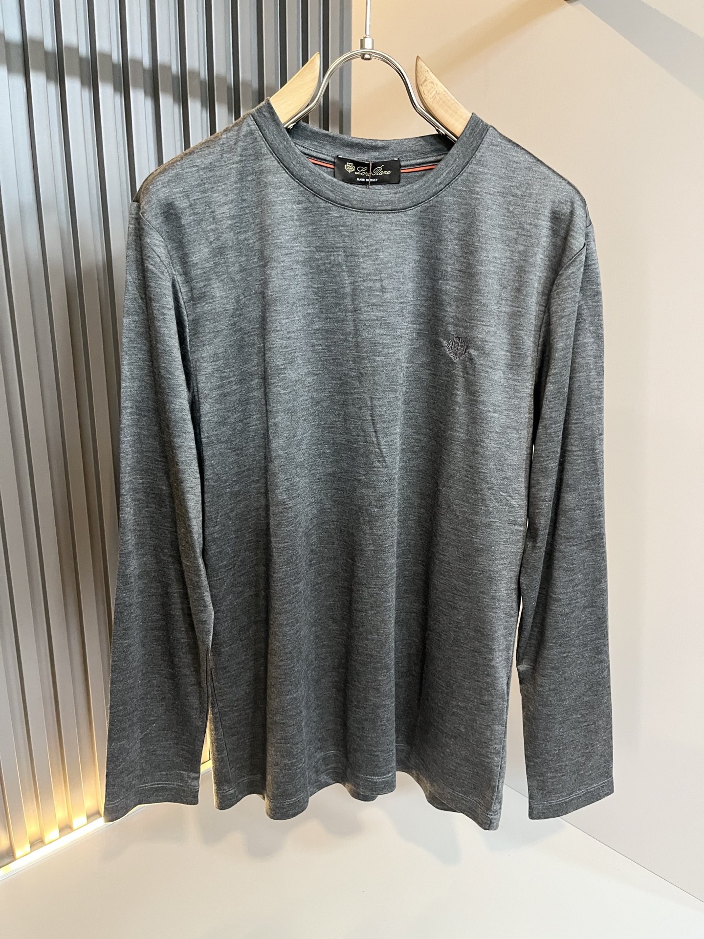 Loro Piana诺悠翩雅 2025秋冬男士最新的贸易订单打底衫，全品相！！胸前采用logo图案刺绣设