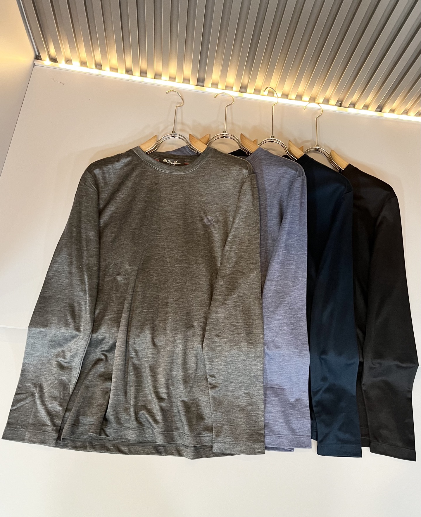 Loro Piana诺悠翩雅 2025秋冬男士最新的贸易订单打底衫，全品相！！胸前采用logo图案刺绣设