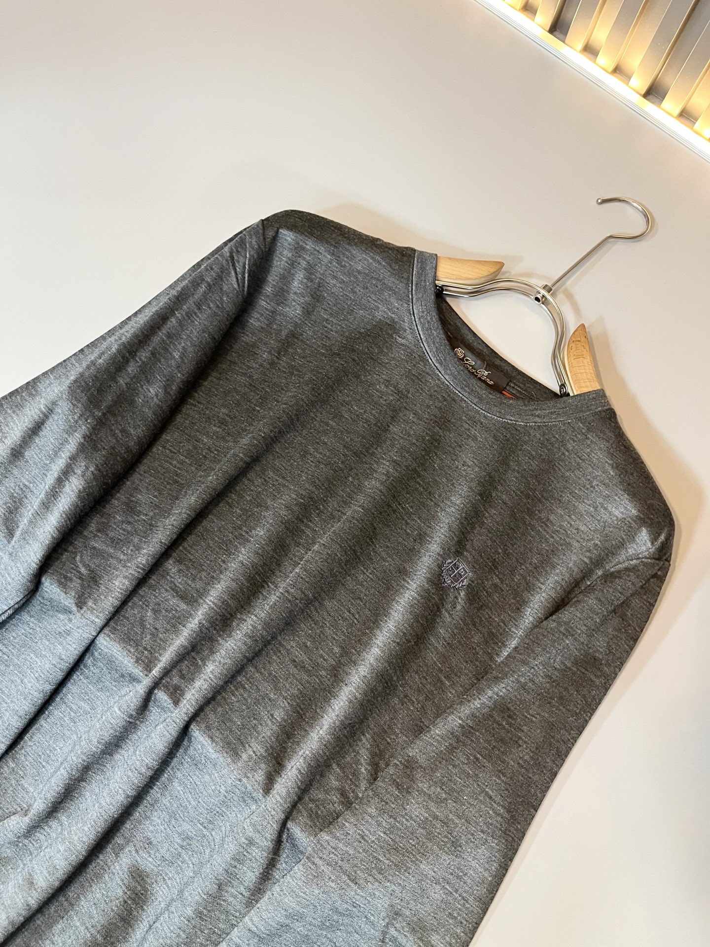 Loro Piana诺悠翩雅 2025秋冬男士最新的贸易订单打底衫，全品相！！胸前采用logo图案刺绣设