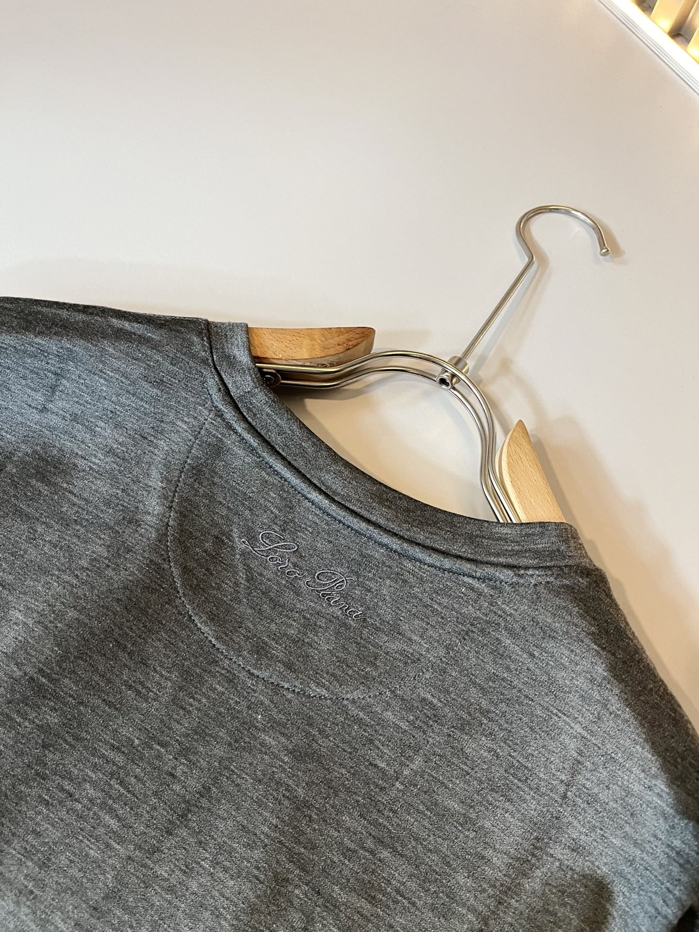 Loro Piana诺悠翩雅 2025秋冬男士最新的贸易订单打底衫，全品相！！胸前采用logo图案刺绣设