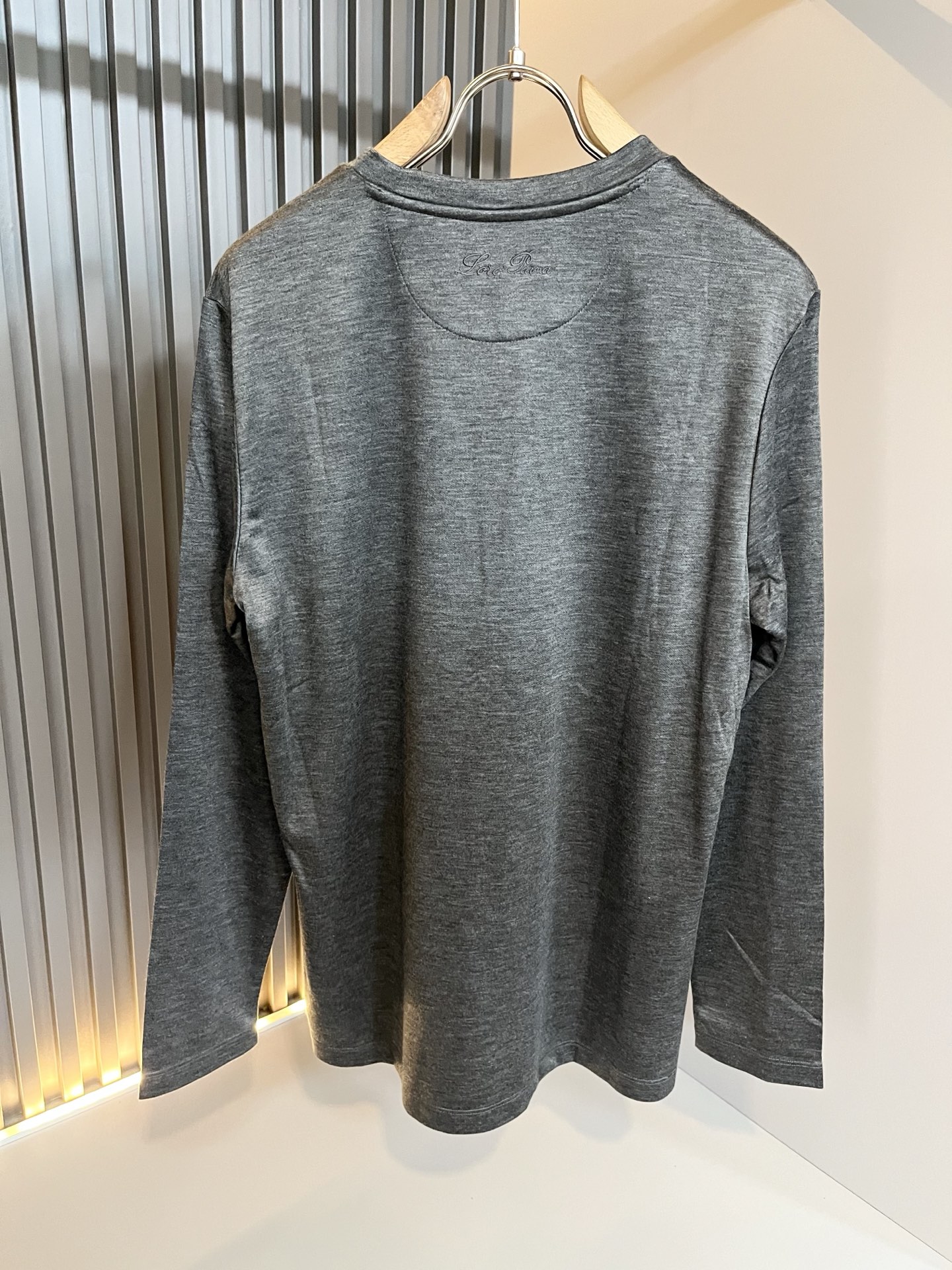 Loro Piana诺悠翩雅 2025秋冬男士最新的贸易订单打底衫，全品相！！胸前采用logo图案刺绣设