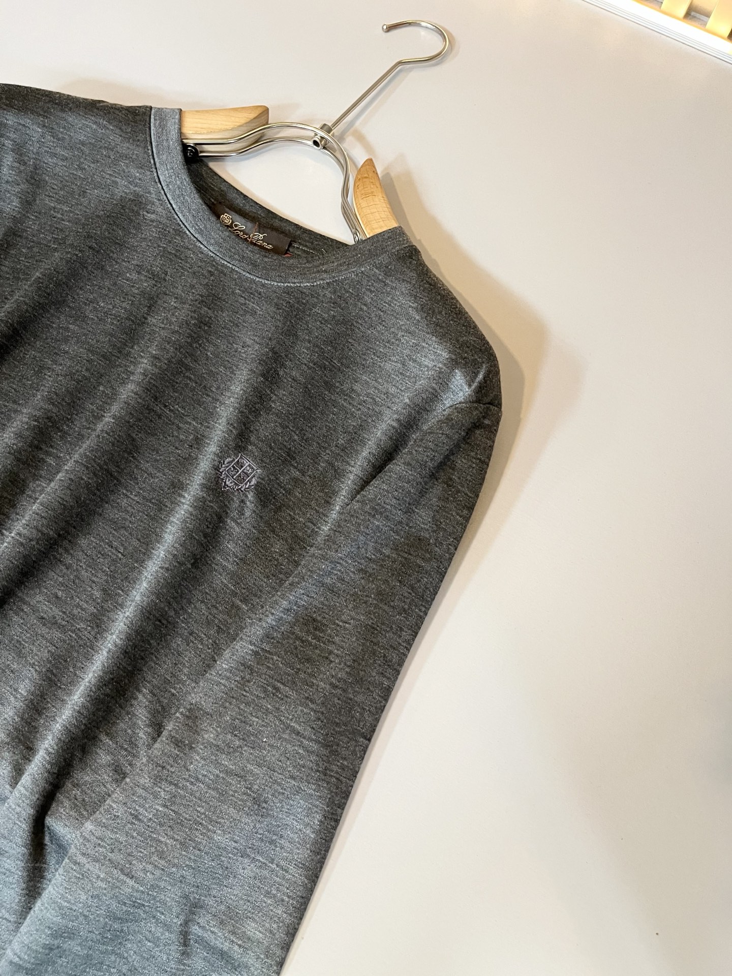 Loro Piana诺悠翩雅 2025秋冬男士最新的贸易订单打底衫，全品相！！胸前采用logo图案刺绣设