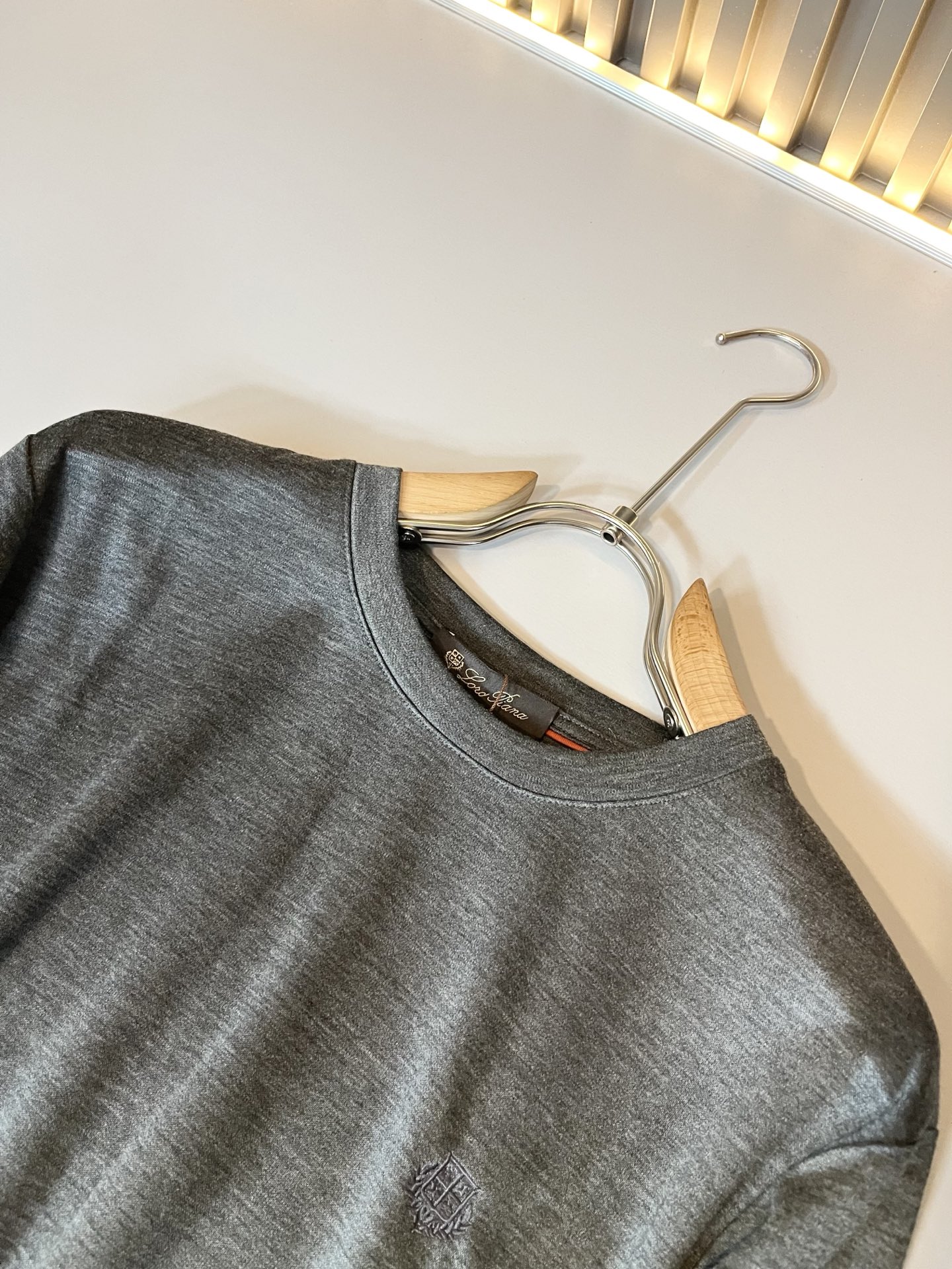 Loro Piana诺悠翩雅 2025秋冬男士最新的贸易订单打底衫，全品相！！胸前采用logo图案刺绣设