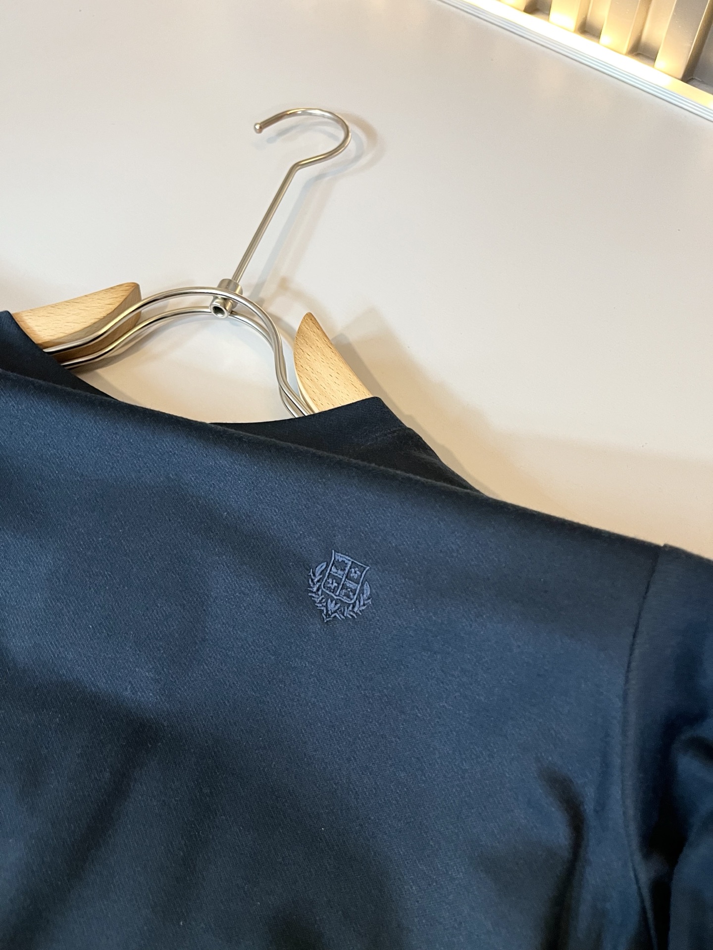 Loro Piana诺悠翩雅 2025秋冬男士最新的贸易订单打底衫，全品相！！胸前采用logo图案刺绣设