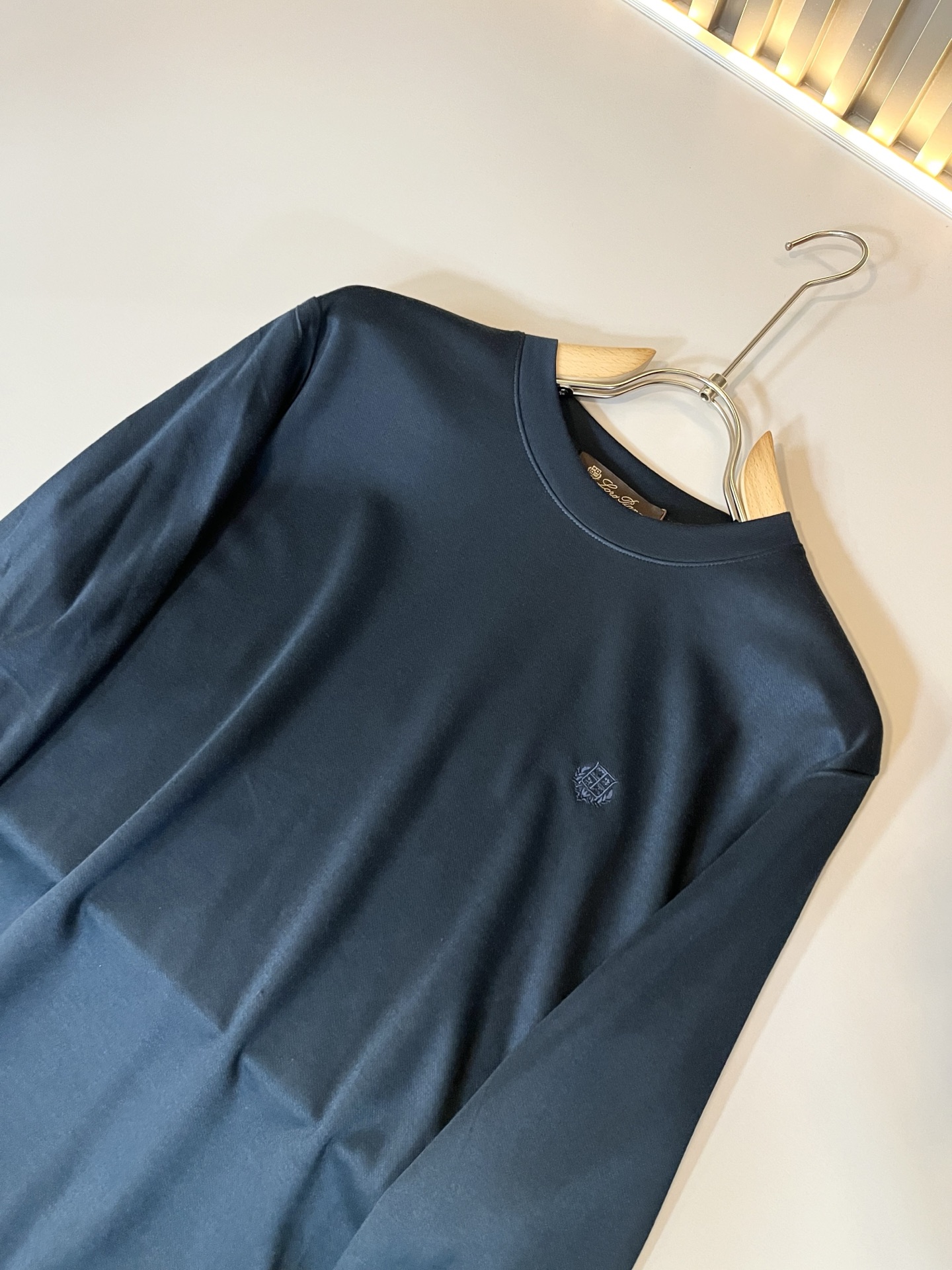 Loro Piana诺悠翩雅 2025秋冬男士最新的贸易订单打底衫，全品相！！胸前采用logo图案刺绣设