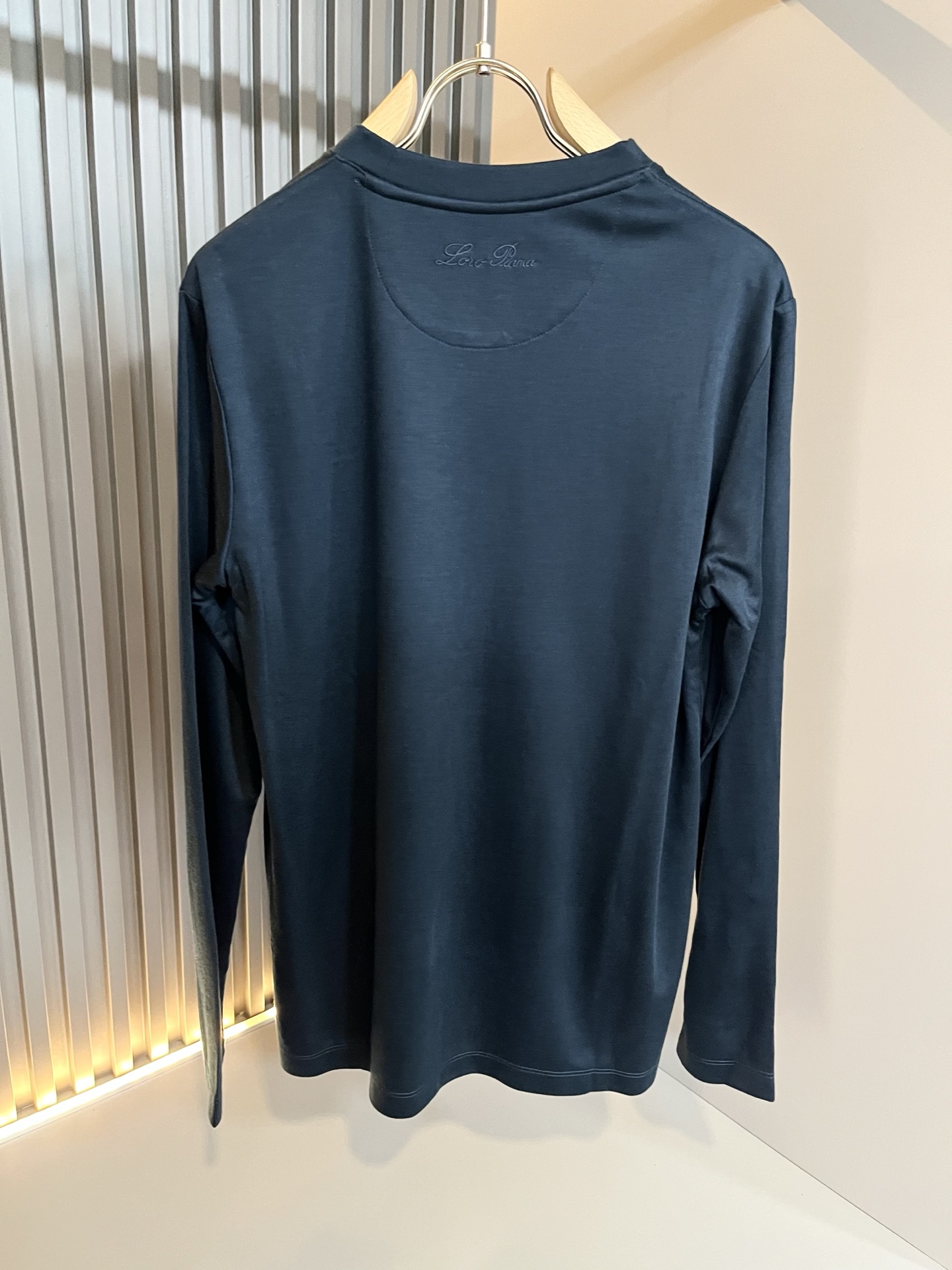 Loro Piana诺悠翩雅 2025秋冬男士最新的贸易订单打底衫，全品相！！胸前采用logo图案刺绣设