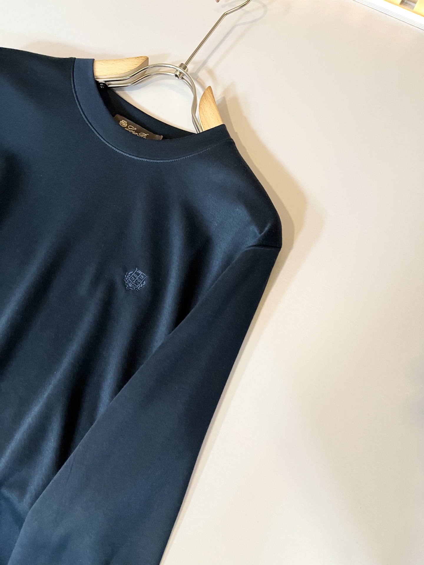 Loro Piana诺悠翩雅 2025秋冬男士最新的贸易订单打底衫，全品相！！胸前采用logo图案刺绣设