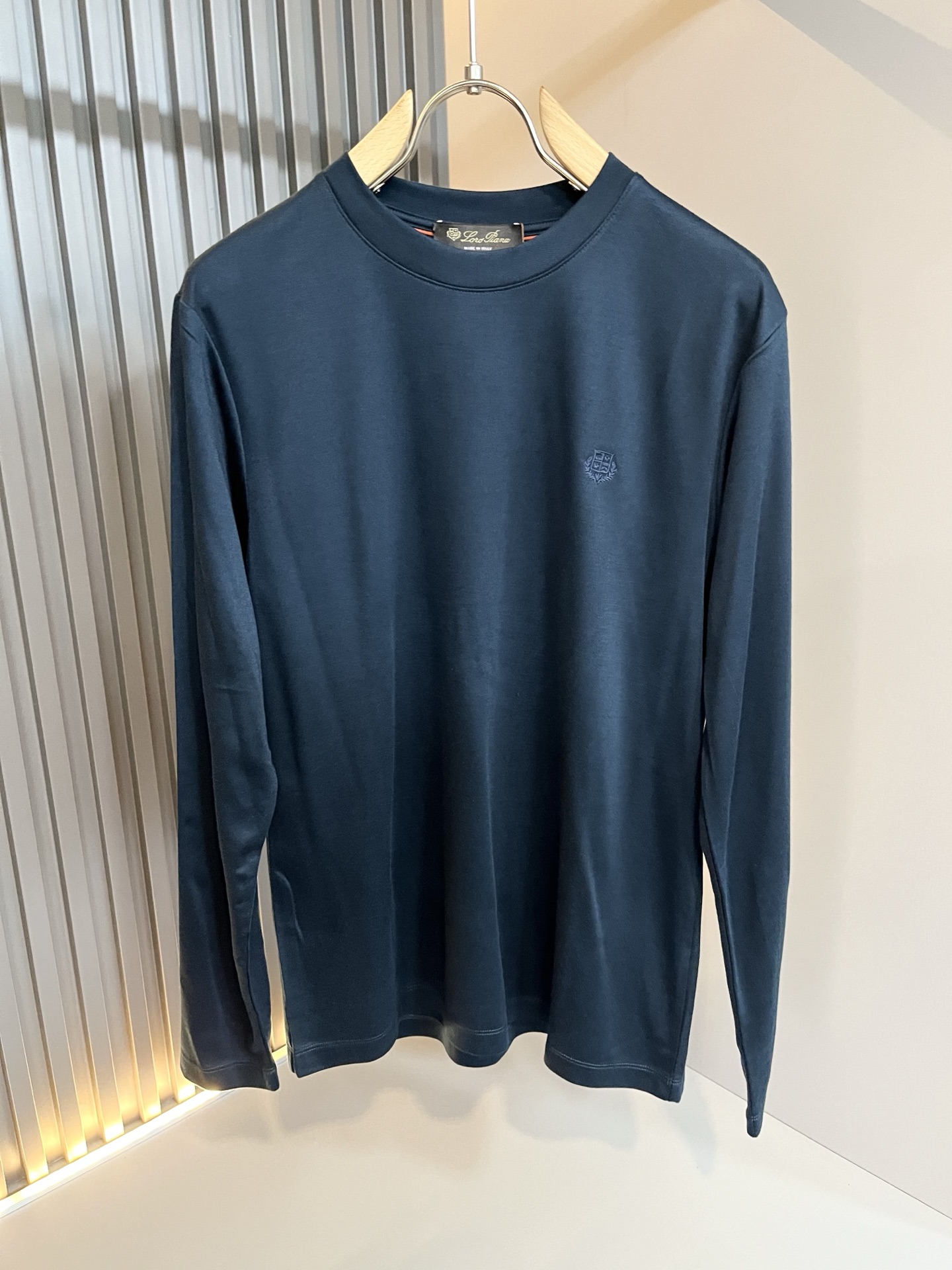 Loro Piana诺悠翩雅 2025秋冬男士最新的贸易订单打底衫，全品相！！胸前采用logo图案刺绣设