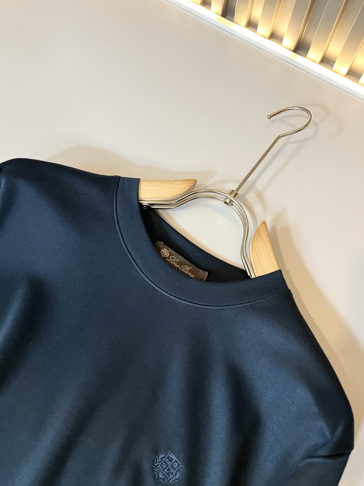 Loro Piana诺悠翩雅 2025秋冬男士最新的贸易订单打底衫，全品相！！胸前采用logo图案刺绣设