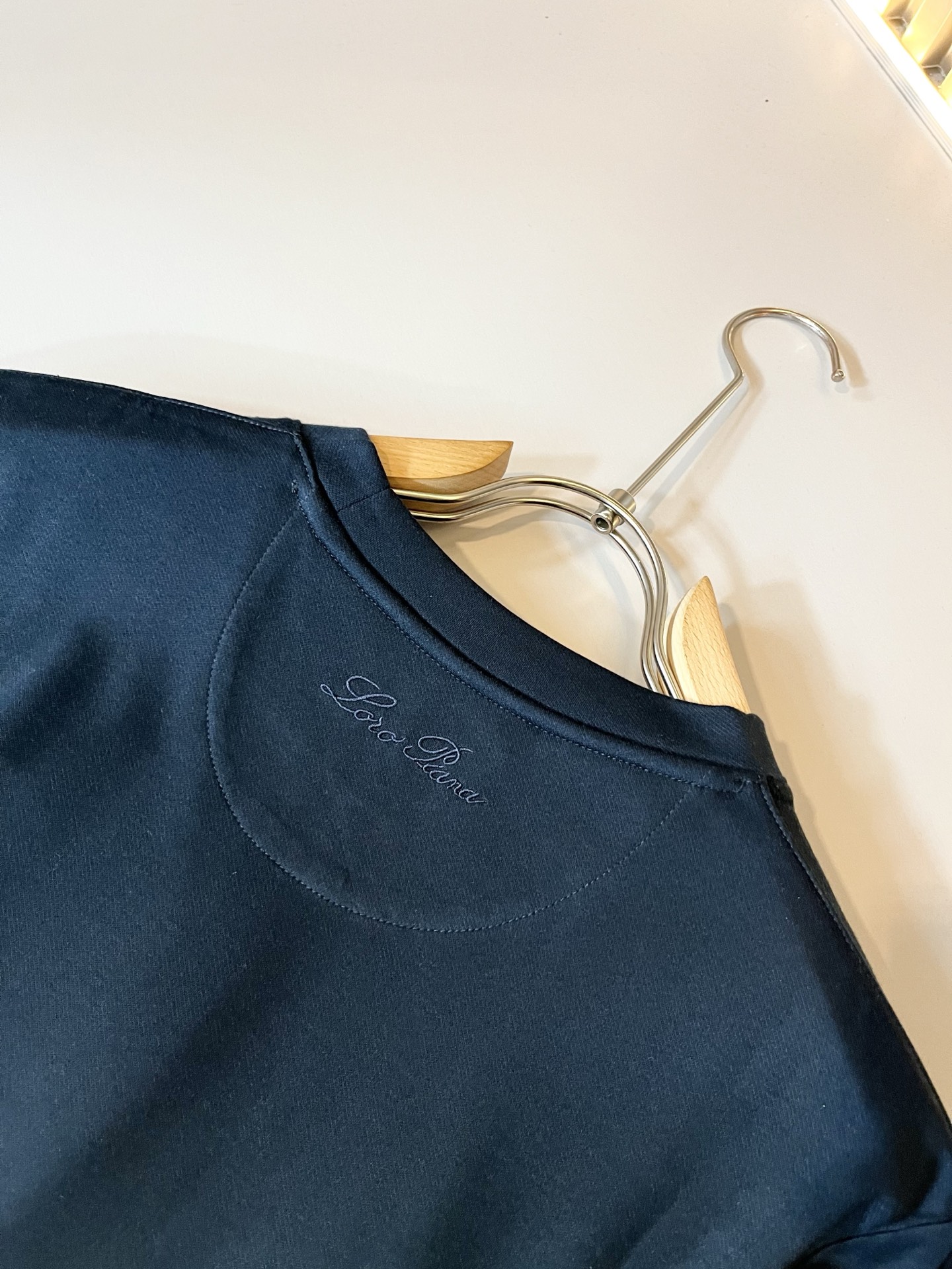 Loro Piana诺悠翩雅 2025秋冬男士最新的贸易订单打底衫，全品相！！胸前采用logo图案刺绣设