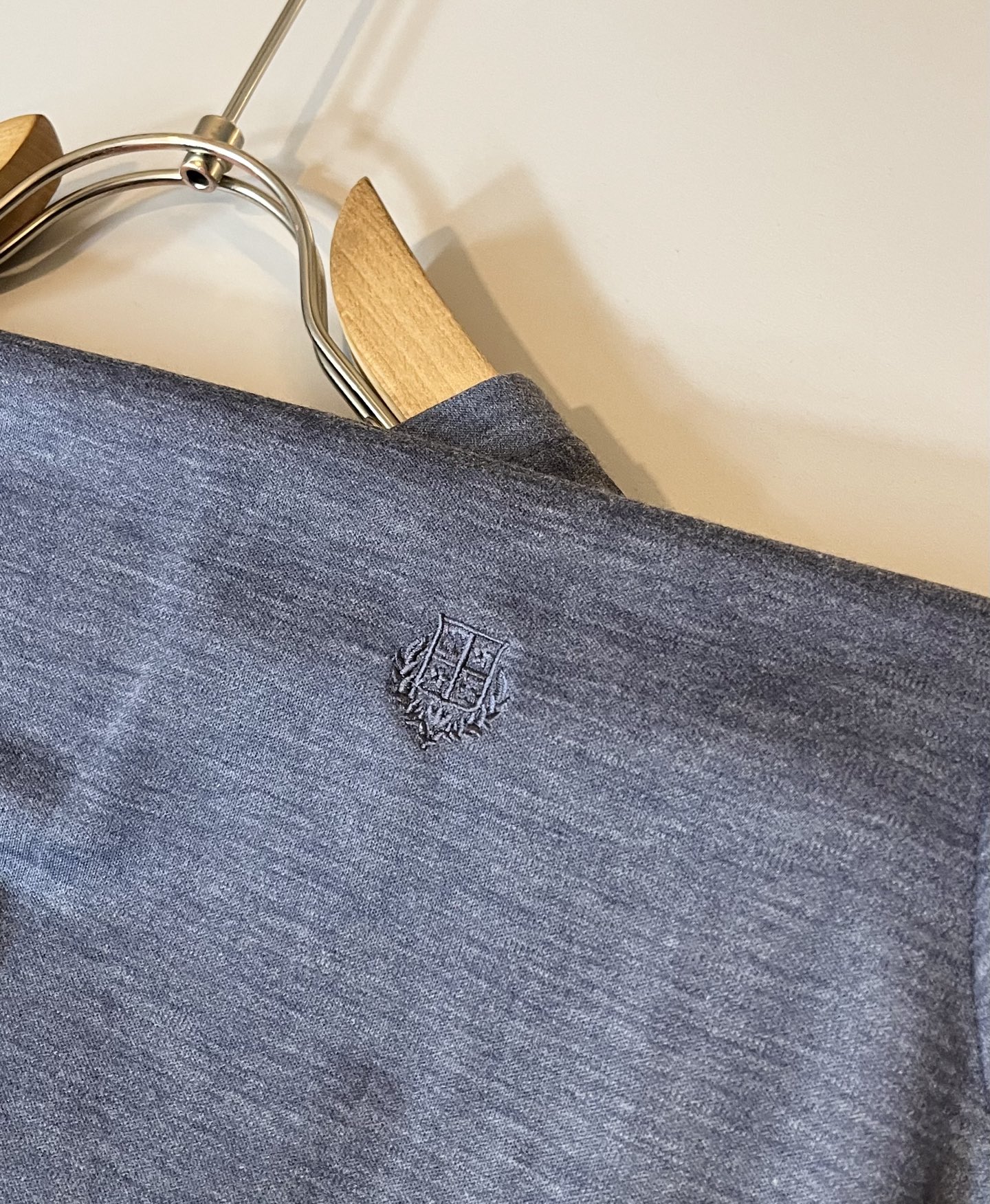 Loro Piana诺悠翩雅 2025秋冬男士最新的贸易订单打底衫，全品相！！胸前采用logo图案刺绣设