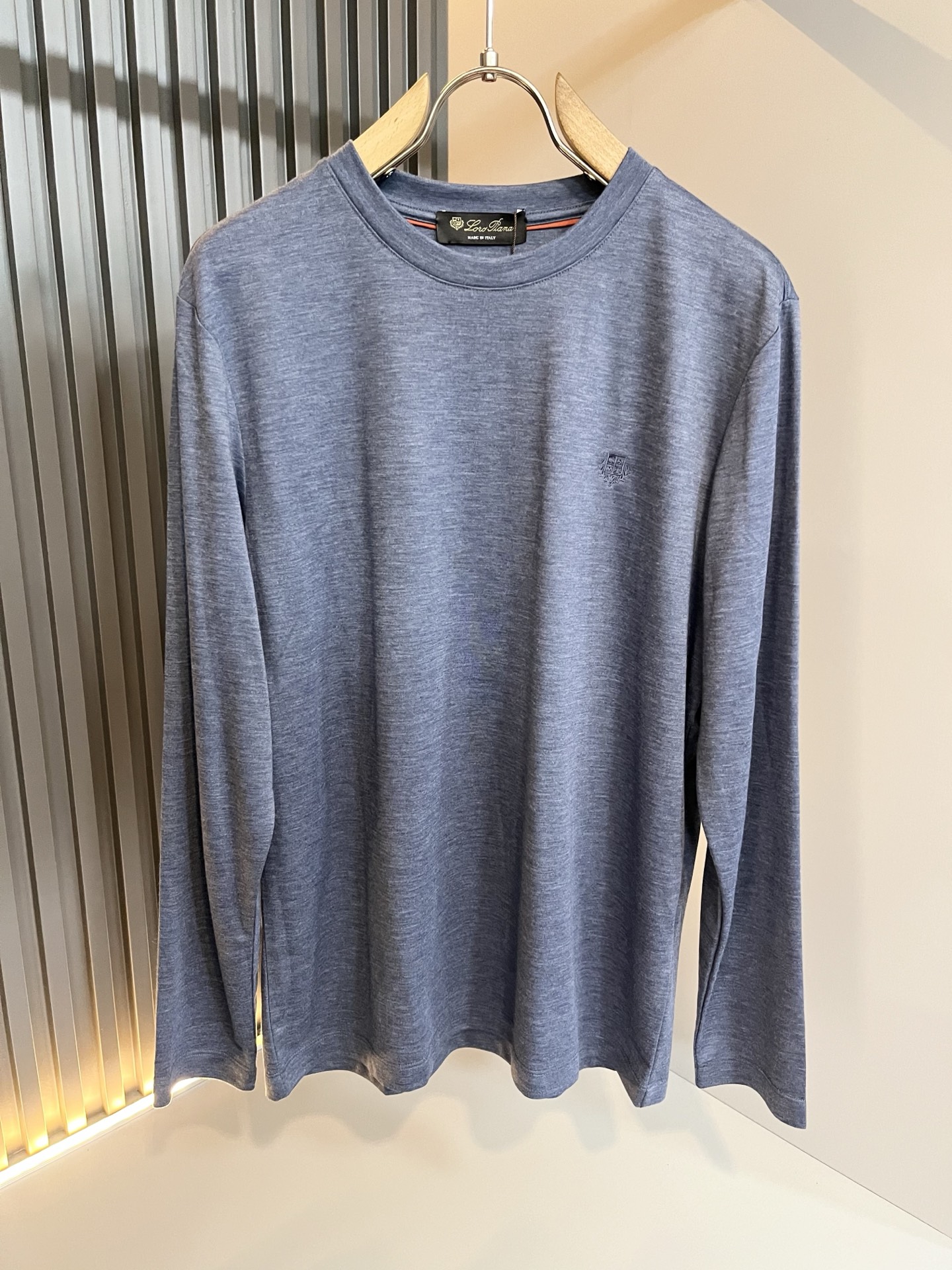 Loro Piana诺悠翩雅 2025秋冬男士最新的贸易订单打底衫，全品相！！胸前采用logo图案刺绣设