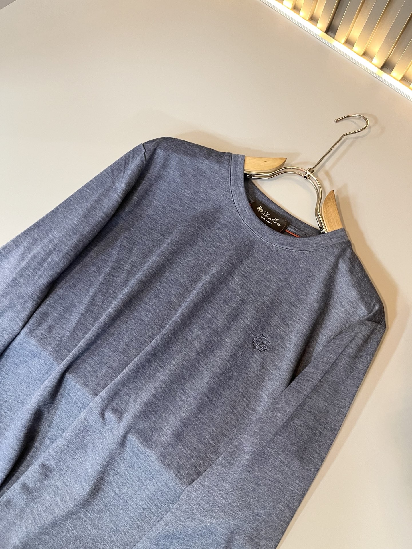 Loro Piana诺悠翩雅 2025秋冬男士最新的贸易订单打底衫，全品相！！胸前采用logo图案刺绣设