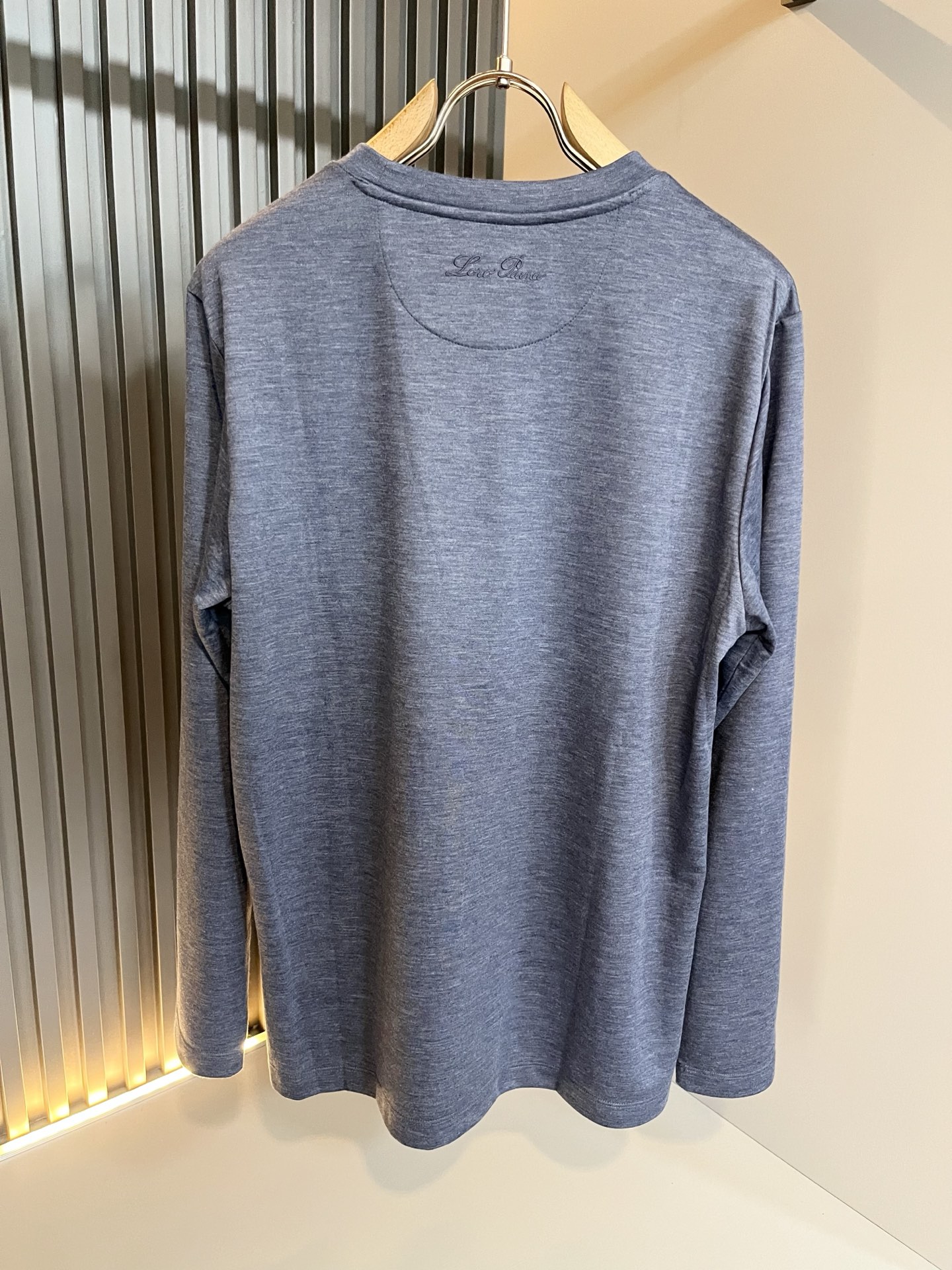 Loro Piana诺悠翩雅 2025秋冬男士最新的贸易订单打底衫，全品相！！胸前采用logo图案刺绣设