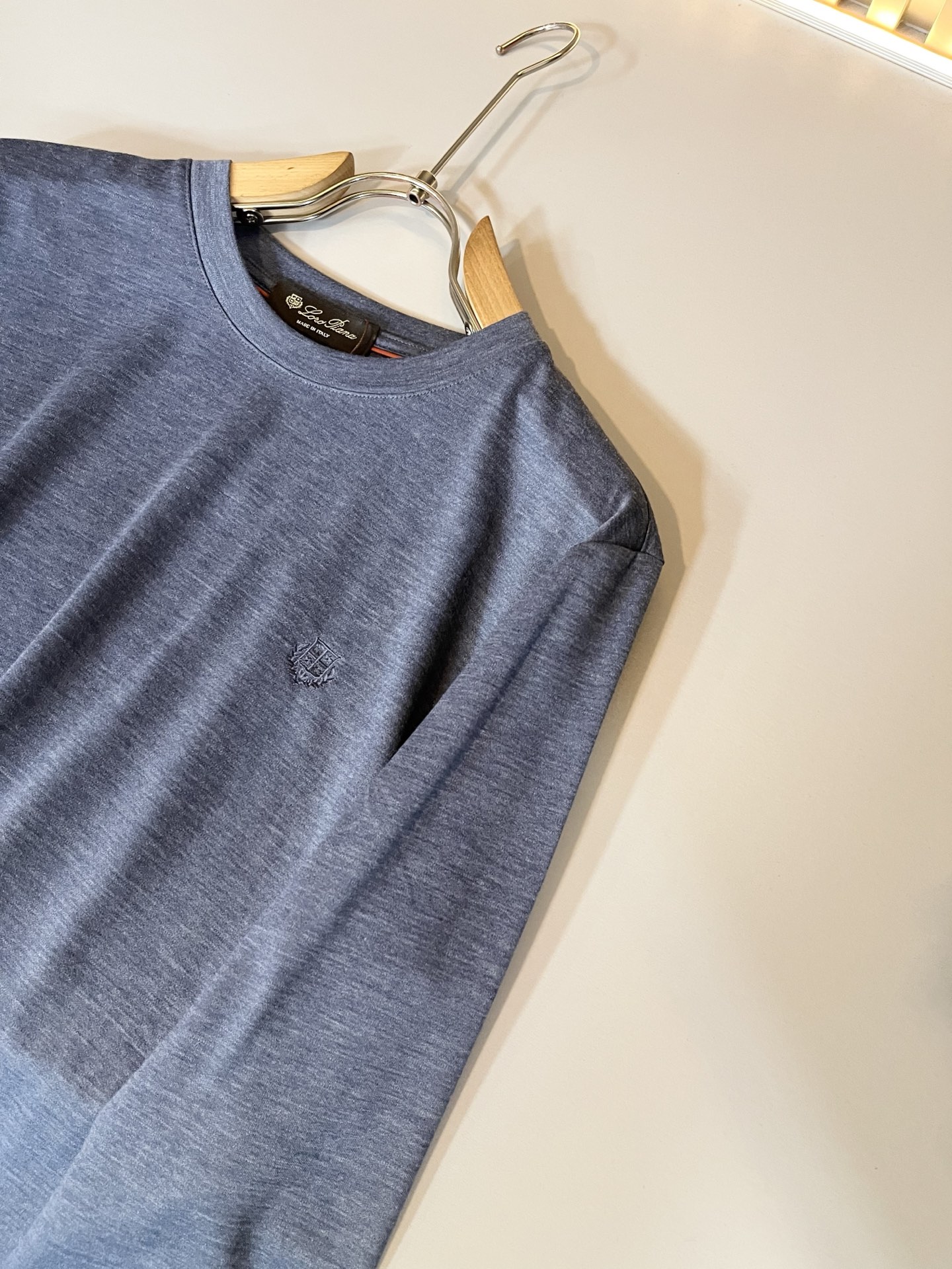 Loro Piana诺悠翩雅 2025秋冬男士最新的贸易订单打底衫，全品相！！胸前采用logo图案刺绣设