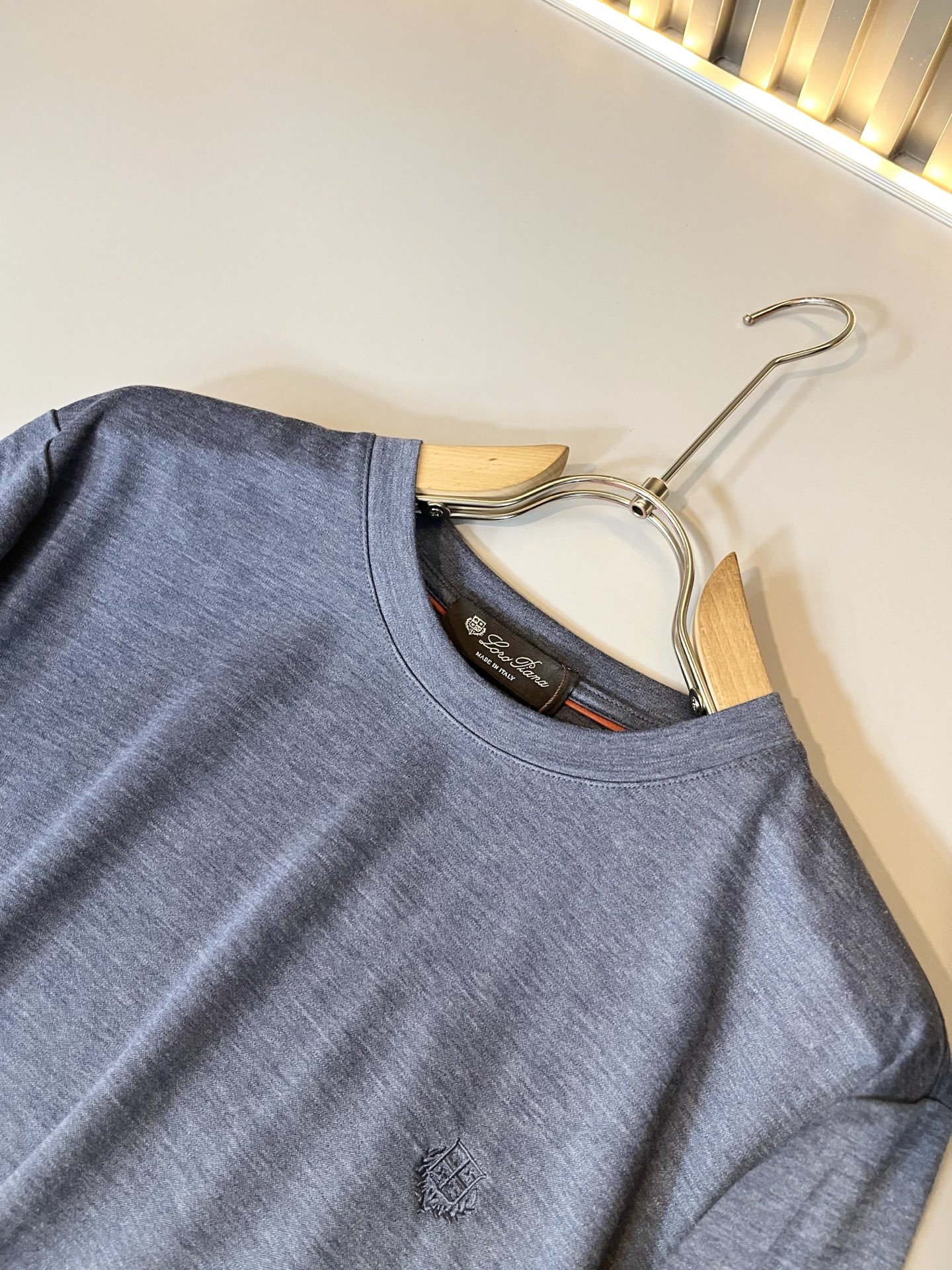 Loro Piana诺悠翩雅 2025秋冬男士最新的贸易订单打底衫，全品相！！胸前采用logo图案刺绣设