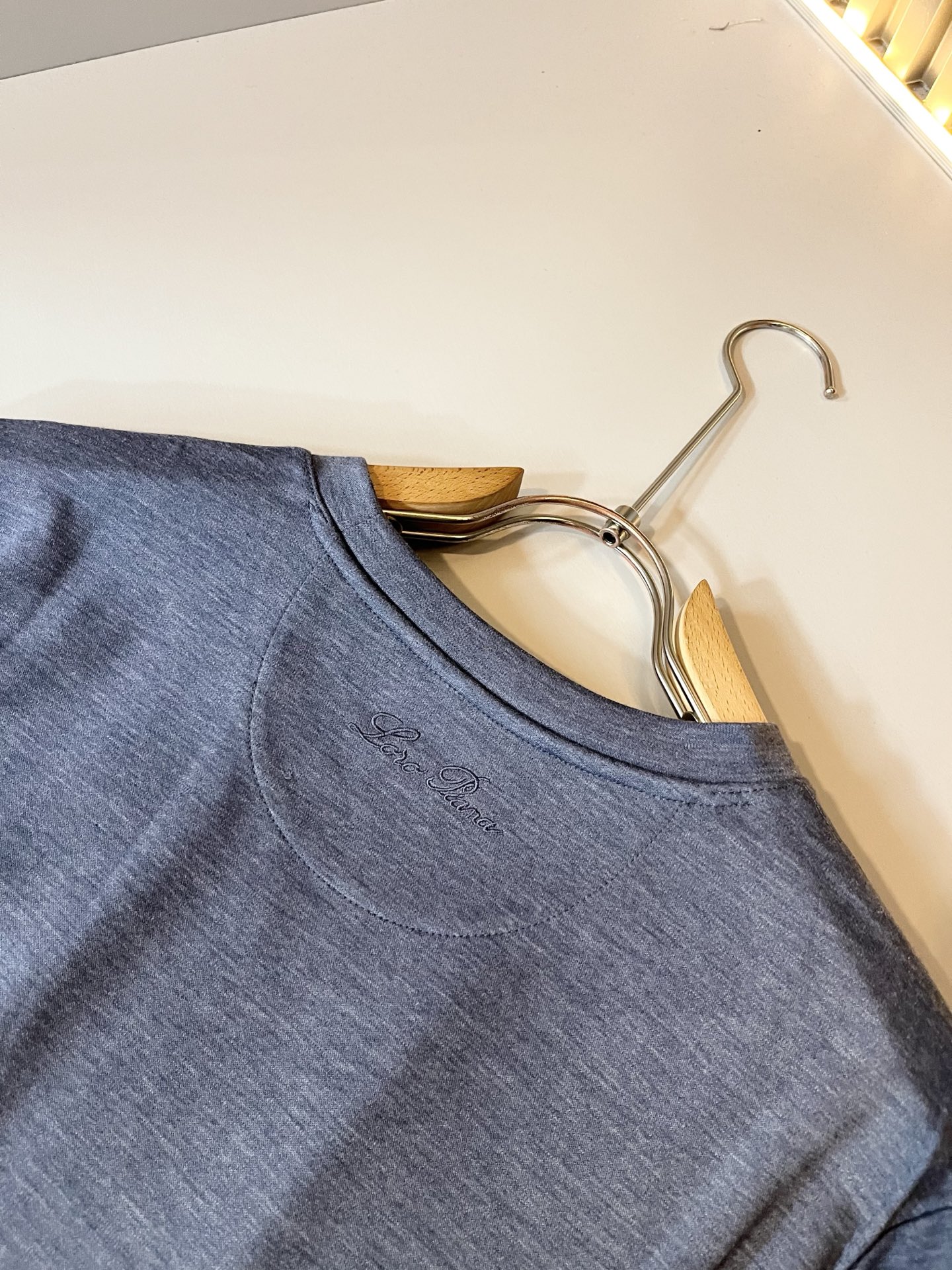 Loro Piana诺悠翩雅 2025秋冬男士最新的贸易订单打底衫，全品相！！胸前采用logo图案刺绣设